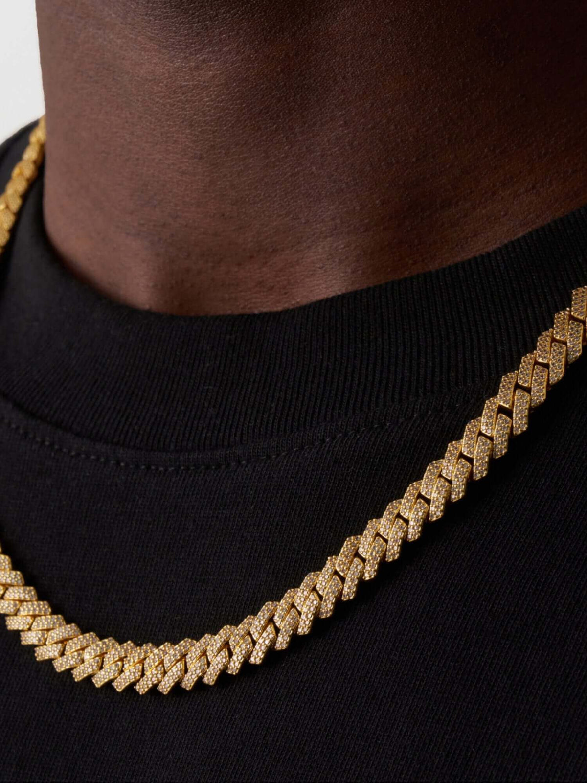 Iced out Cuban ketting Goud van dicht bij op model