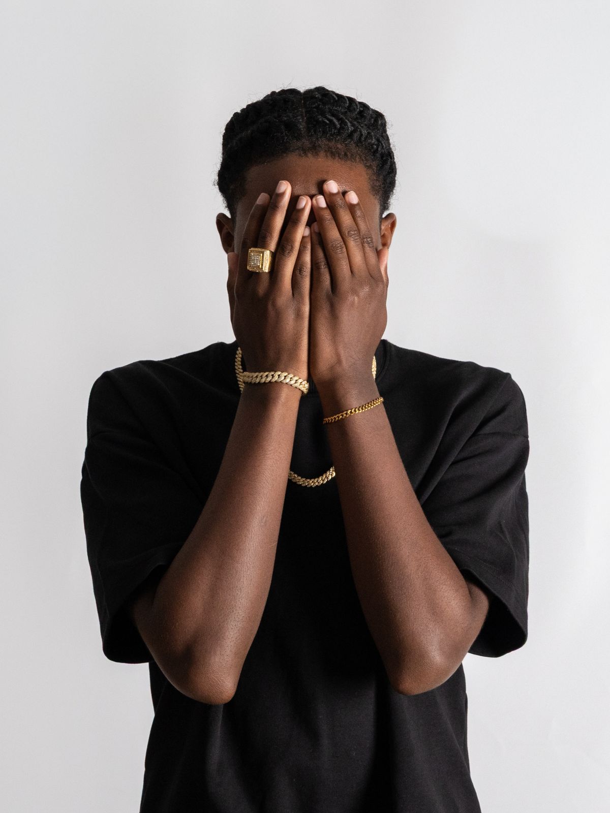 Man met cuban armband goud