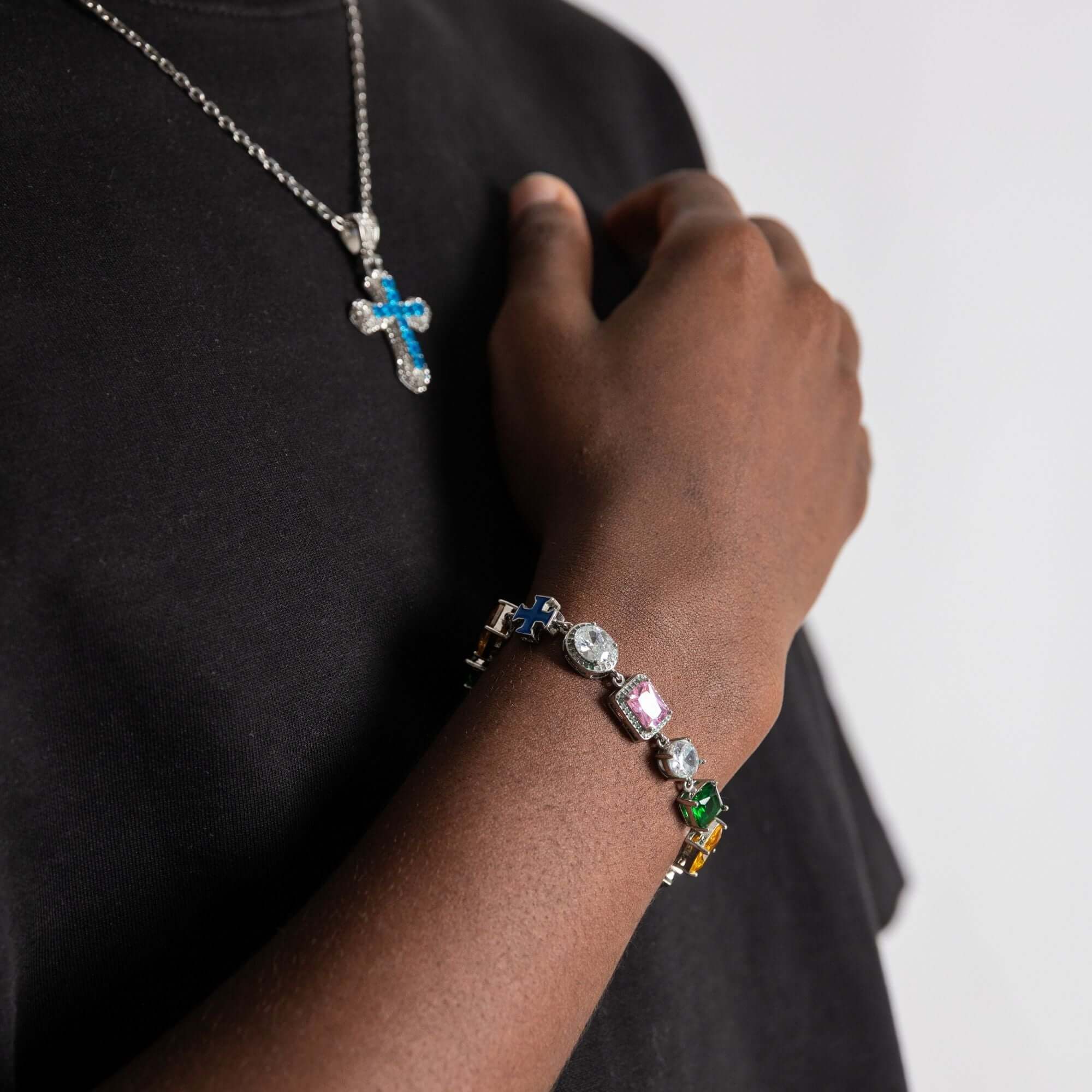 Nieuwe sieraden collectie in een luxe Carpe Ice doos met een glanzende armband op een rots.