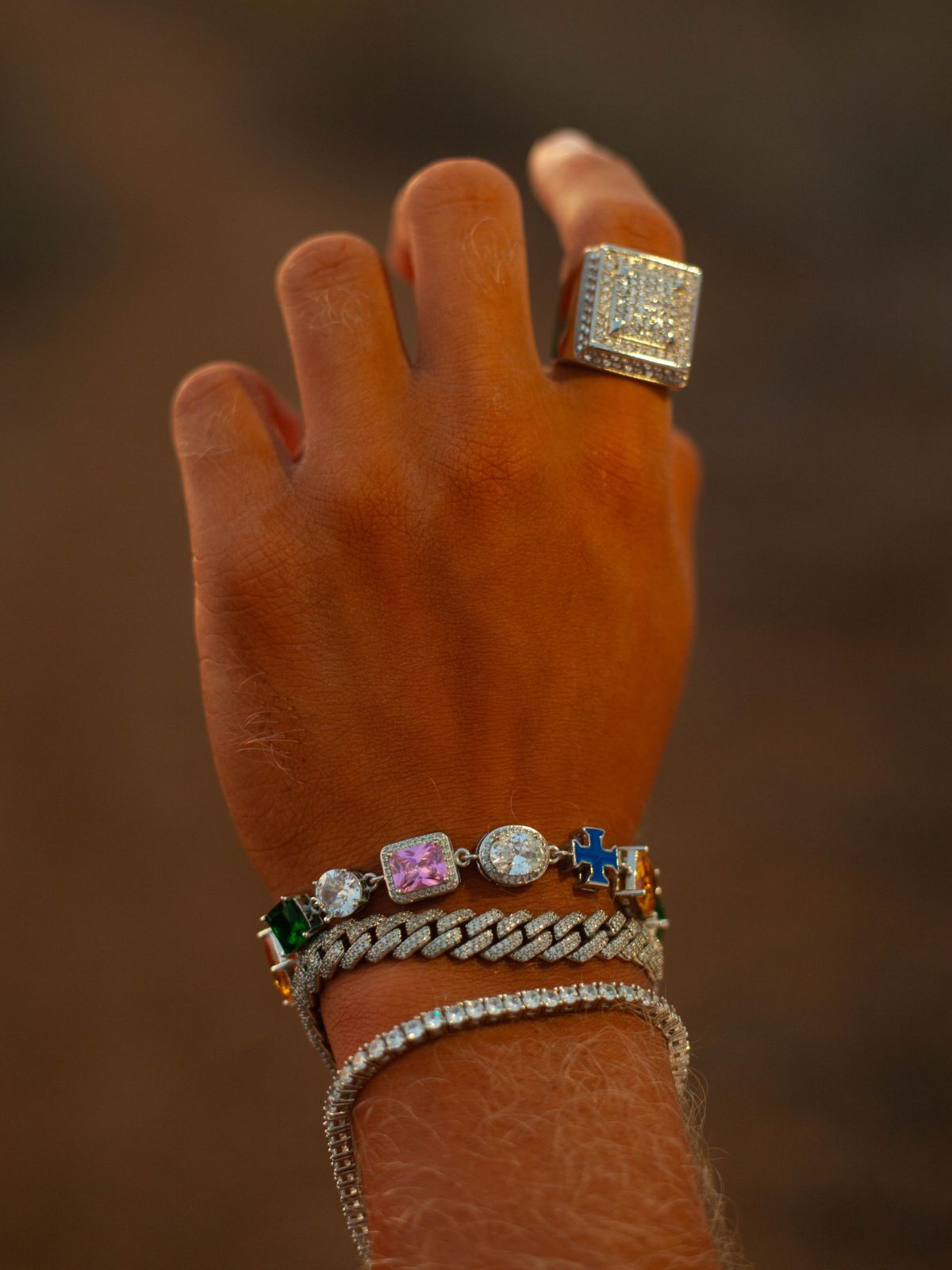 Iced Out ketting op man met luxe steentjes, perfect voor bling-bling stijl en feestelijke gelegenheden.