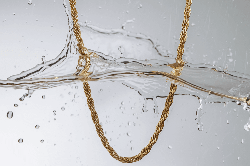 Gouden rope ketting die onder water zweeft met spatten, highlight van de ROPE PRODUCTEN COLLECTIE.