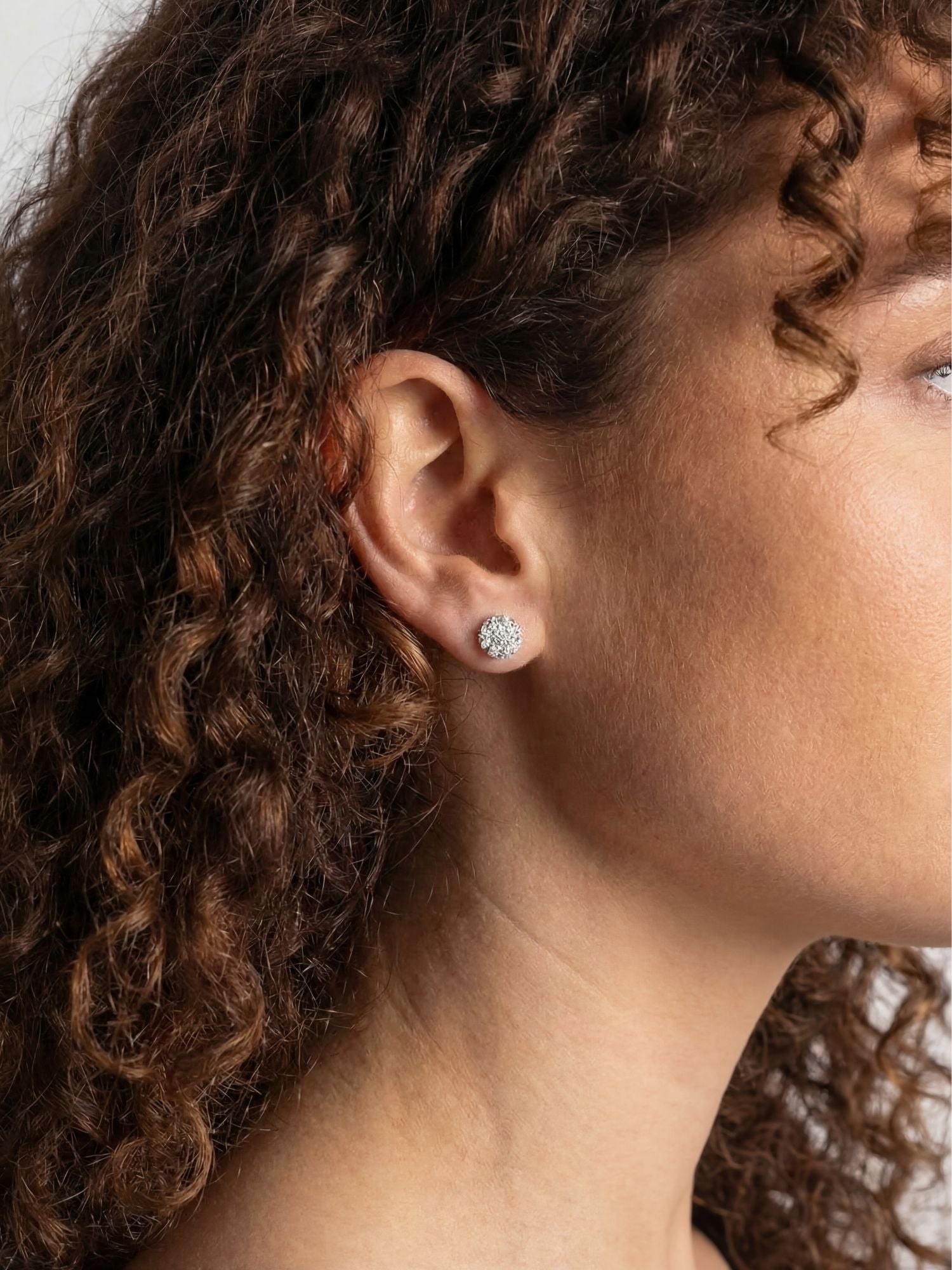 14K Witgouden Diamanten Pavé Oorbellen voorbeeld op model met krullend haar.