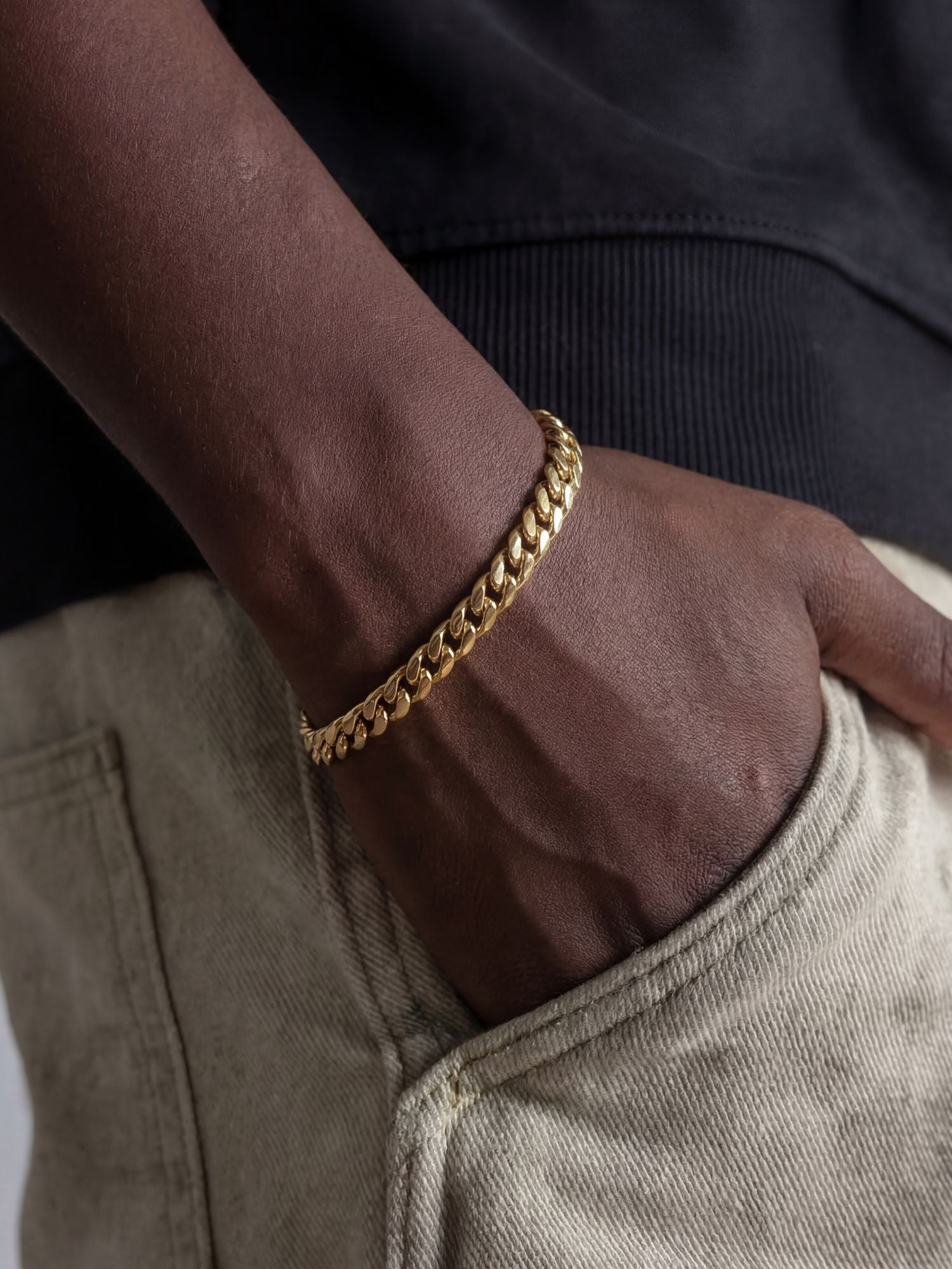 cuban armband 18k verguld goud 5mm zijkant gedragen door model met zwart shirt