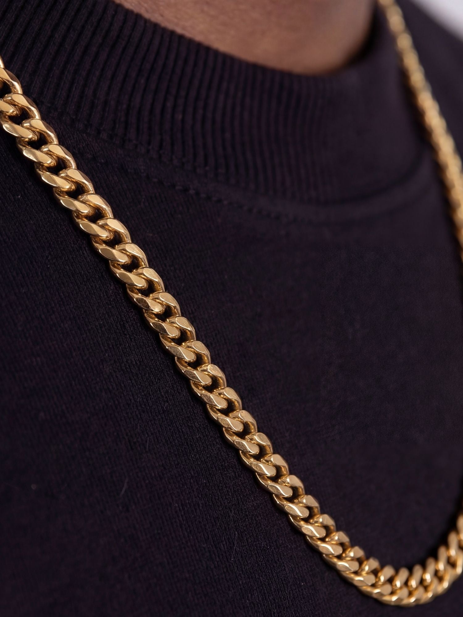 18k cuban goud verguld close up met een zwart shirt als achtergrond