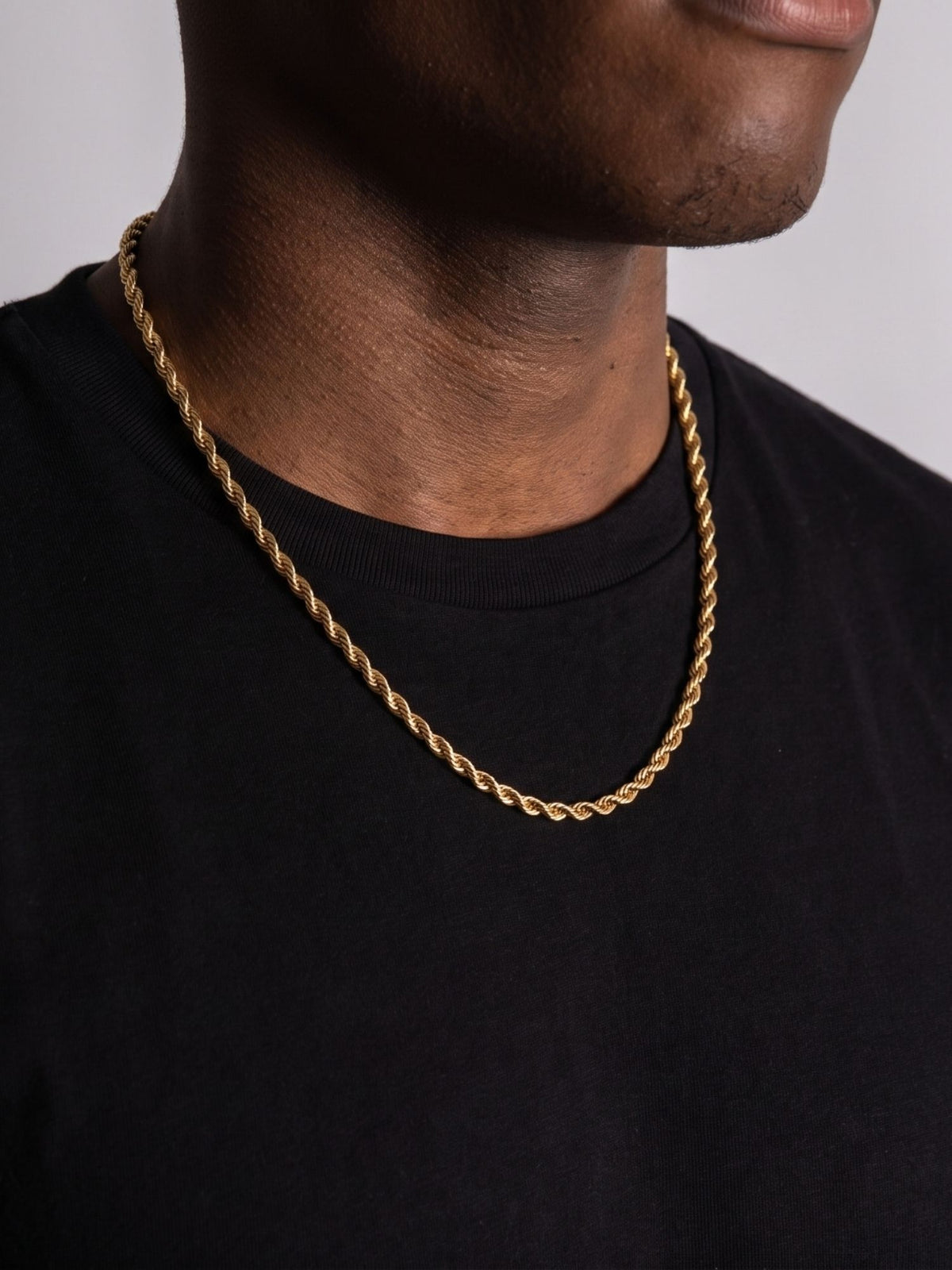Rope Ketting Goud RVS 3mm rope chain met gedraaide spiraalschakels, goudkleurig RVS, gedragen op zwart T-shirt