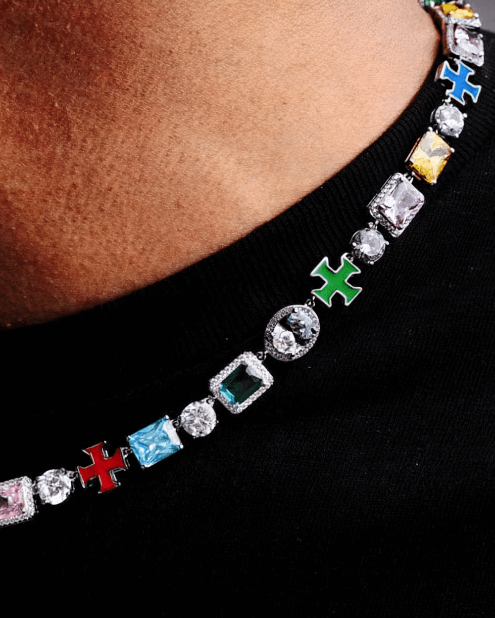 Kruis en edelstenen ketting, ICED OUT witgoud met kleurrijke edelstenen en stijlvolle kruizen.