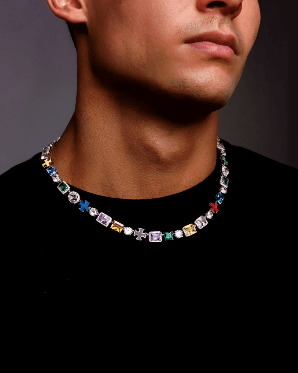 Kruis en edelstenen ketting ICED OUT Witgoud, luxe design met kleurige edelstenen op een man.