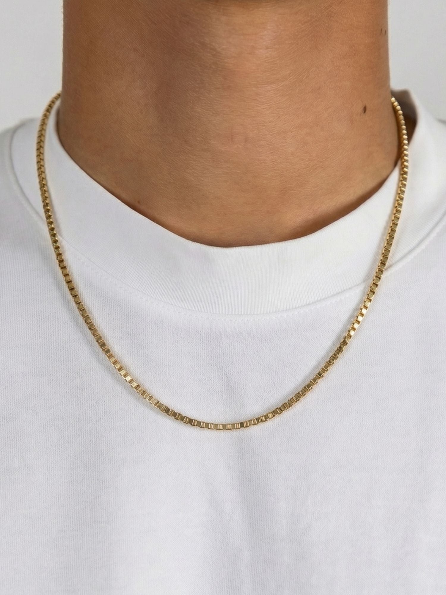 Box Ketting Goud RVS (2mm & 3mm) goudkleurige box chain ketting gedragen om de hals, strak en tijdloos design