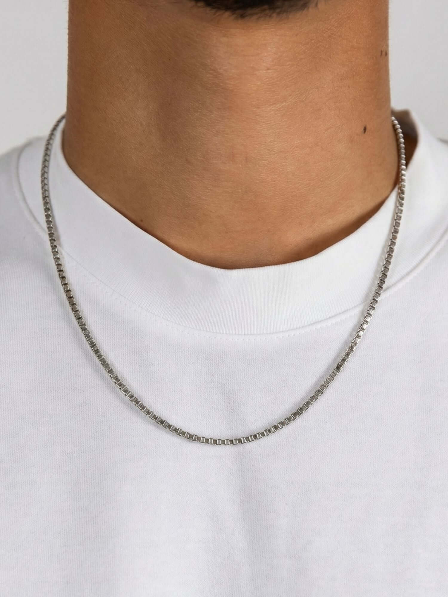 Box Ketting Zilver RVS (2mm & 3mm) gedragen om de hals, zilveren RVS box chain met strakke vierkante schakels
