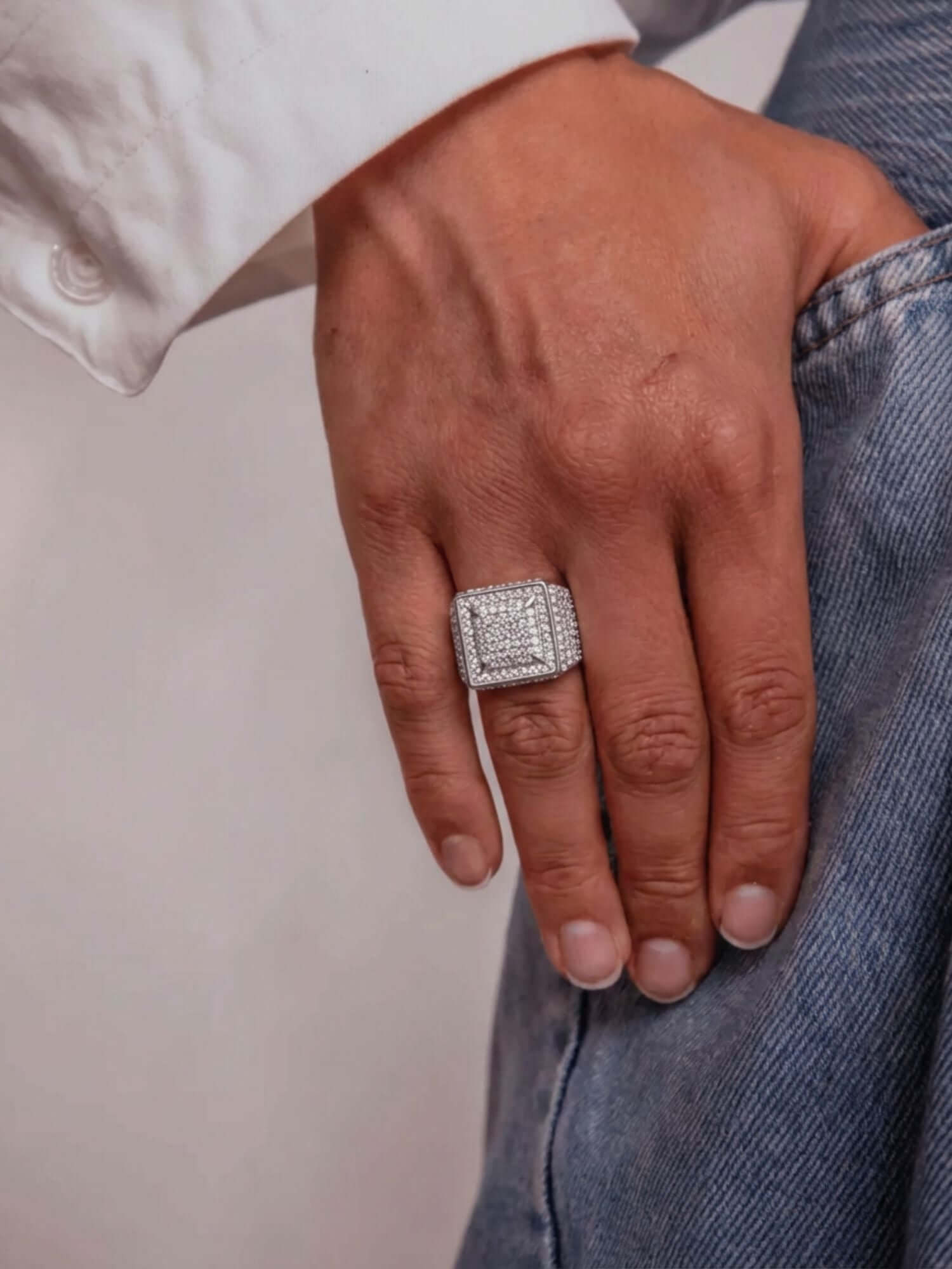 Box ring ICED OUT Zilver gedragen op de hand, gemaakt van hoogwaardig roestvrij staal met handgezette VVS CZ stenen.