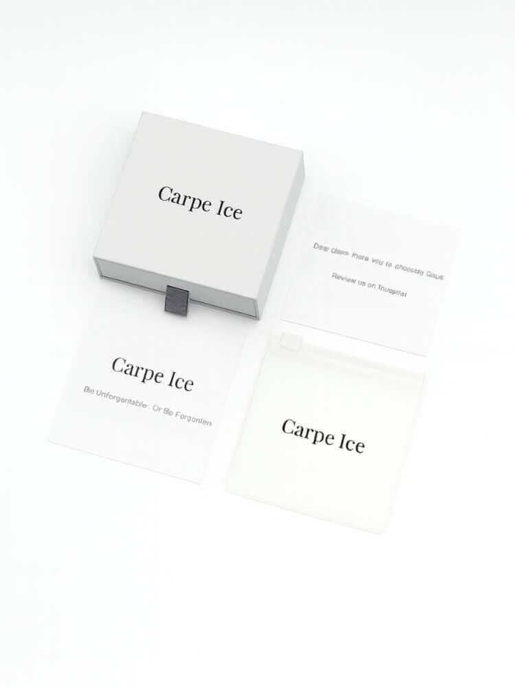 Gouden Luxe kruis hanger verpakking van Carpe Ice met instructies en certificaat.
