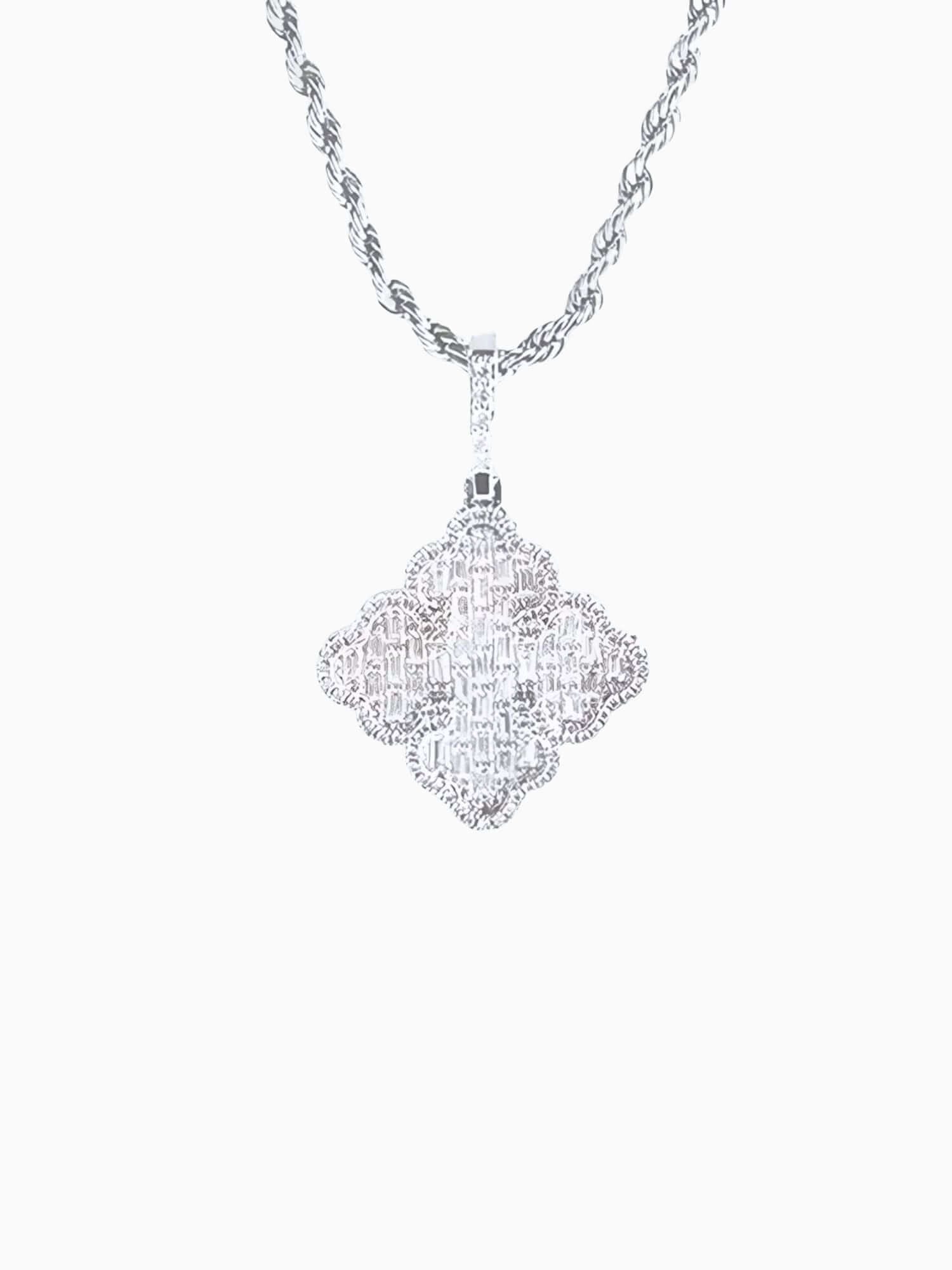 Pendentif Clover argenté Iced Out avec détails scintillants et finition argentée, parfait pour toutes les tenues.