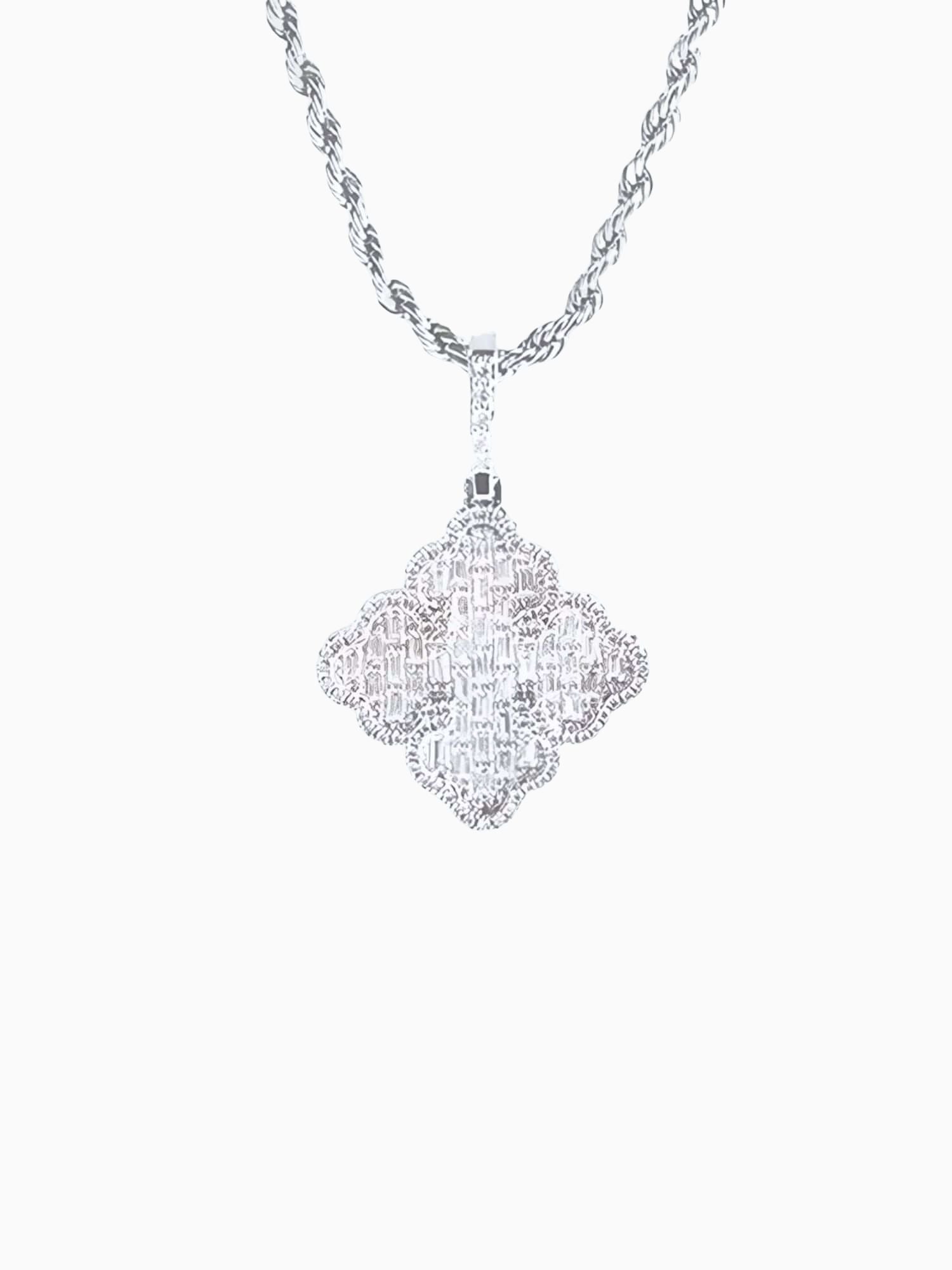 Clover hanger zilver Iced Out met glinsterende details en zilveren afwerking, perfect voor elke outfit.