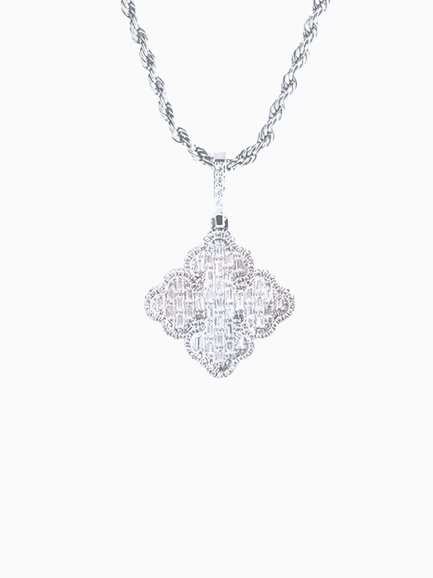 Appendino Clover argentato Iced Out con dettagli scintillanti e finitura argentata, perfetto per ogni outfit.