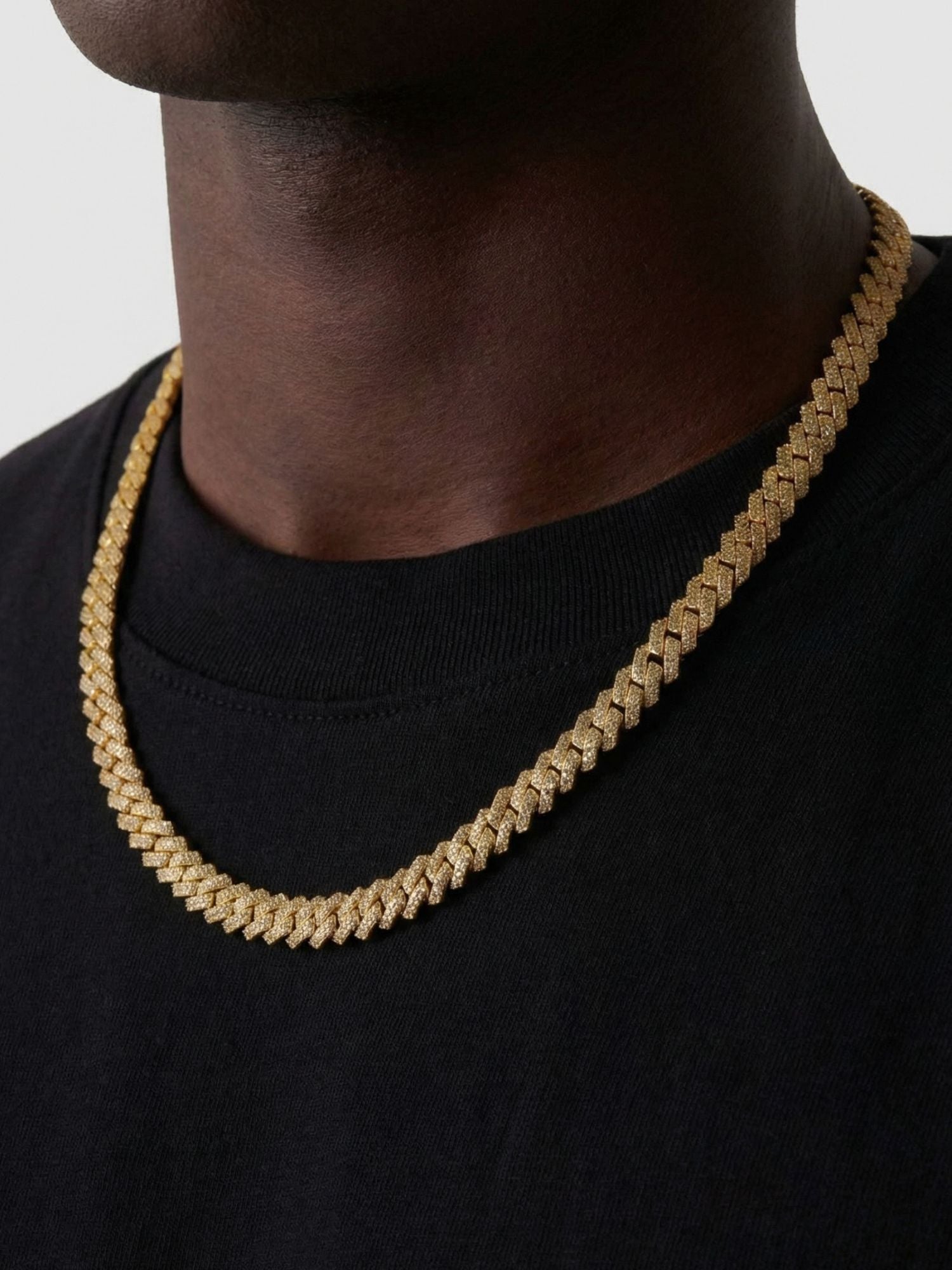 Cuban Link Ketting Goud ICED OUT 6MM,8MM & 10MM op een model met zwart T-shirt.