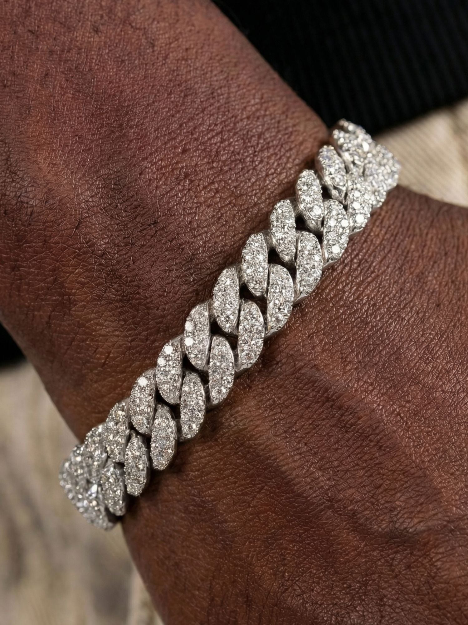 Cuban Link Armband Zilver ICED OUT 6MM en 8MM met fonkelende stenen op een pols.