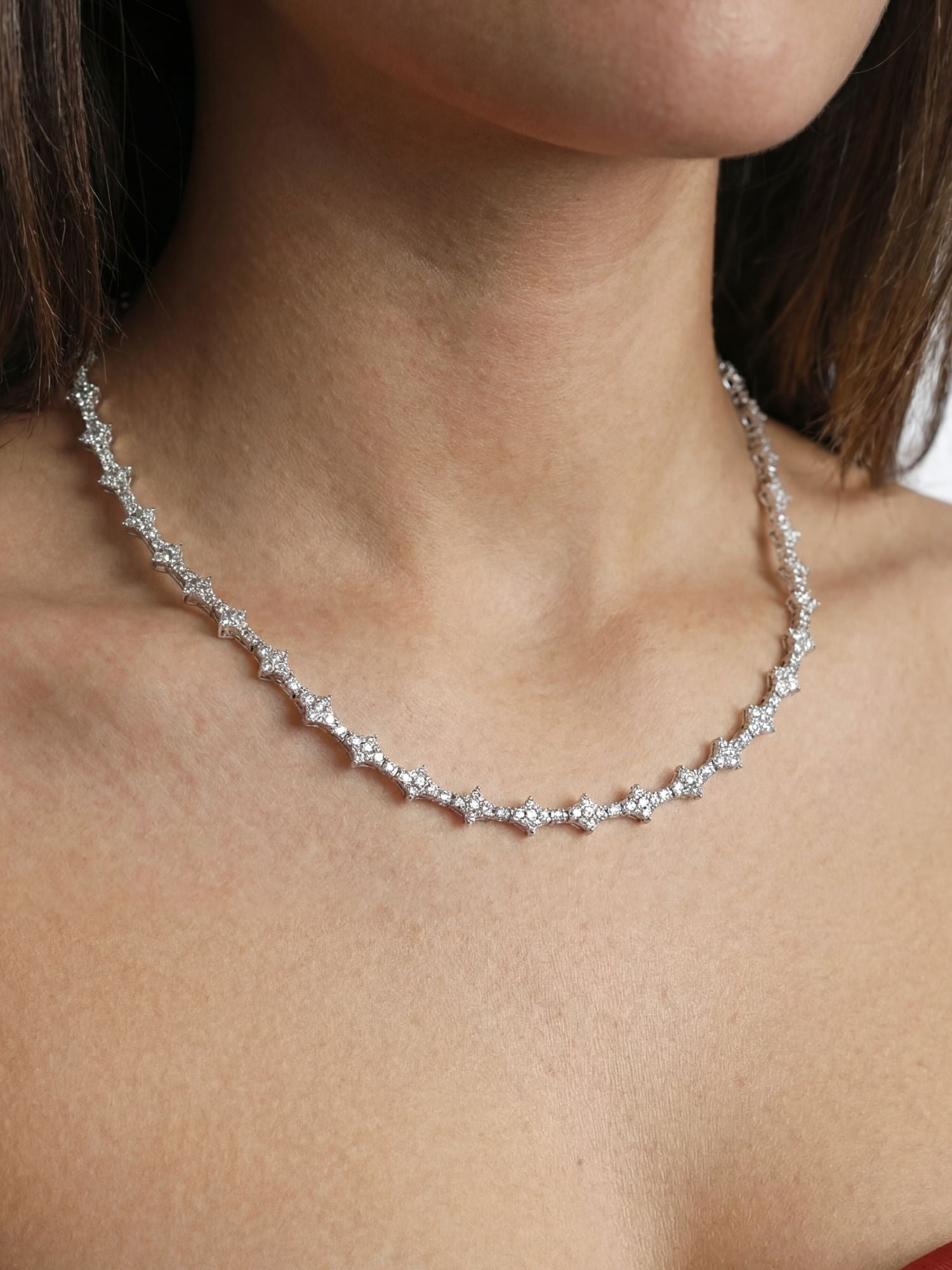 Honeycomb ketting 7MM ICED OUT Wit goud met sprankelende steentjes op een model.