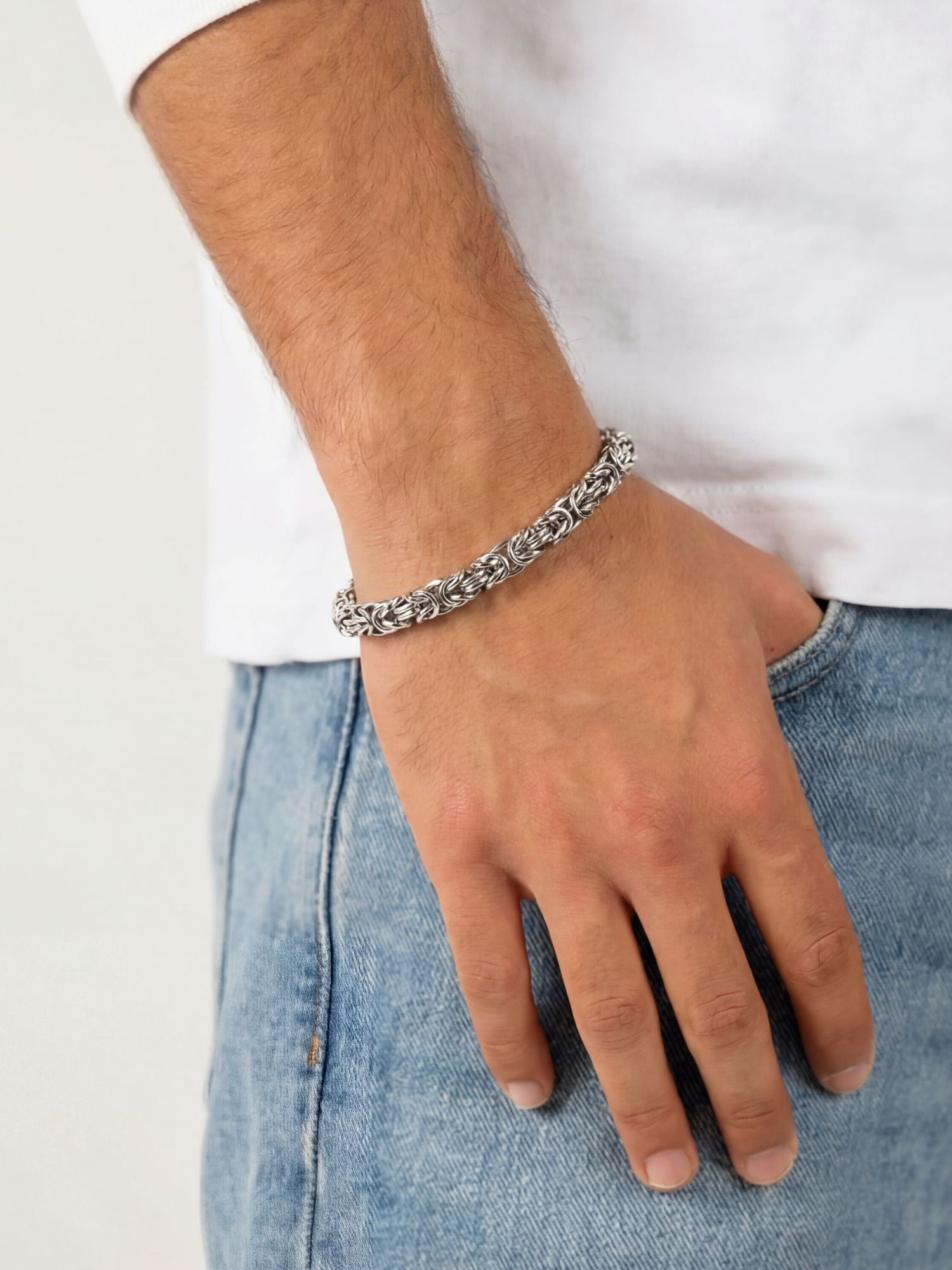 Zilveren Byzantijnse Konings Armband 6MM op een hand, elegant vlechtpatroon met luxe uitstraling.