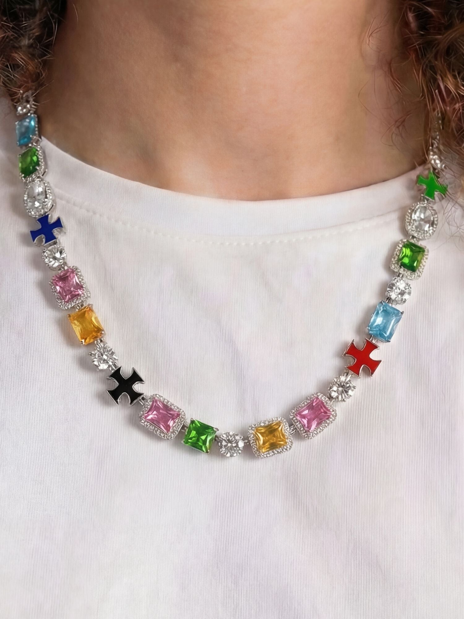 Kruis en edelstenen ketting ICED OUT witgoud met kleurrijke edelstenen en luxe uitstraling.