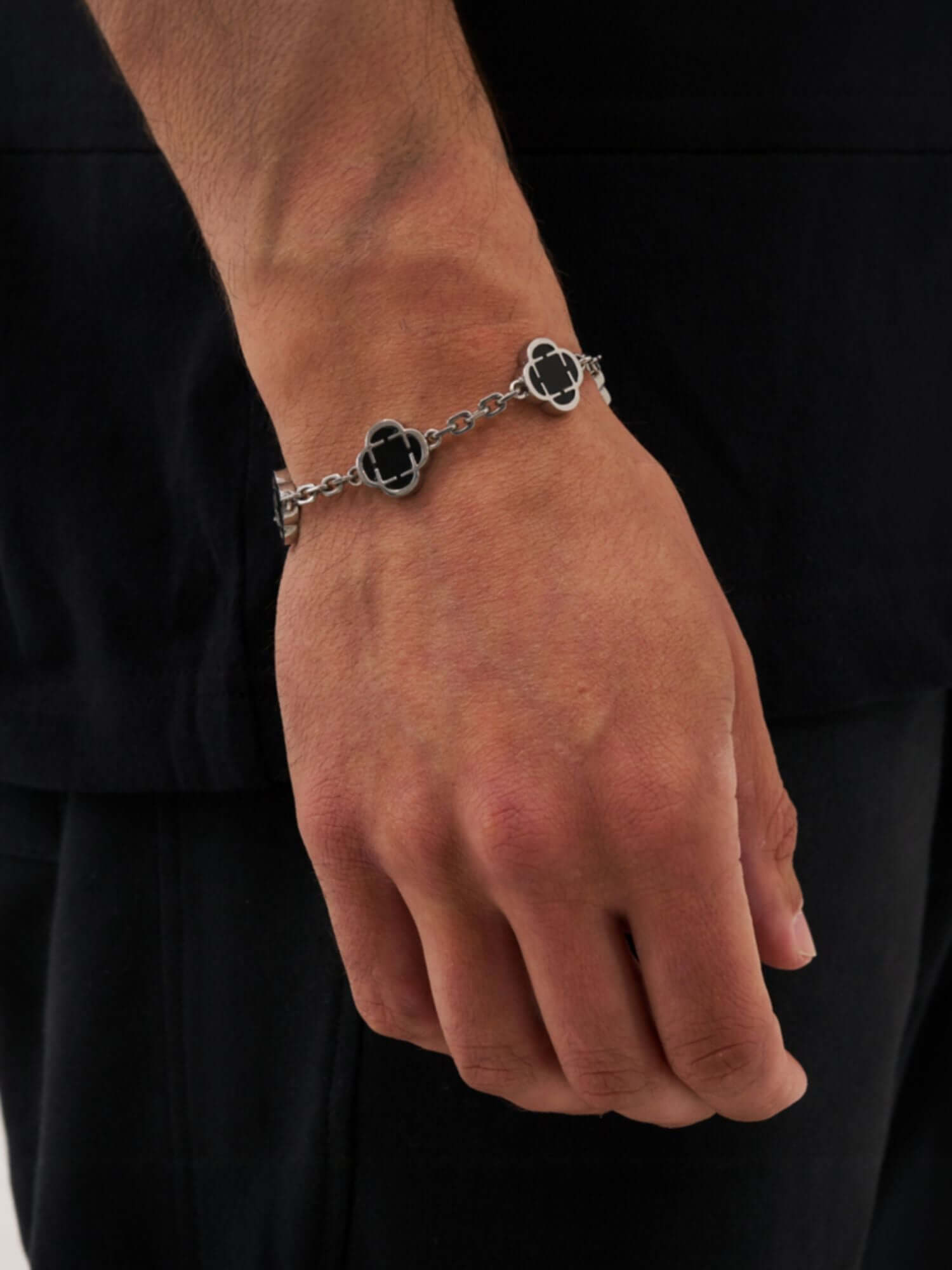Zilveren Klaver Armband Zwart met Onyx Steen, stijlvol sieraad voor elke gelegenheid.
