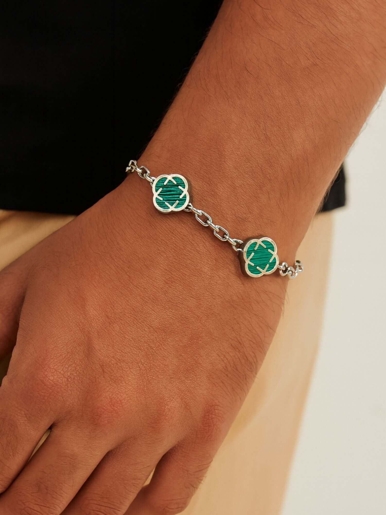 Zilveren Klaver Armband Groen Onyx Steen gedragen door een persoon met een verfijnde look.