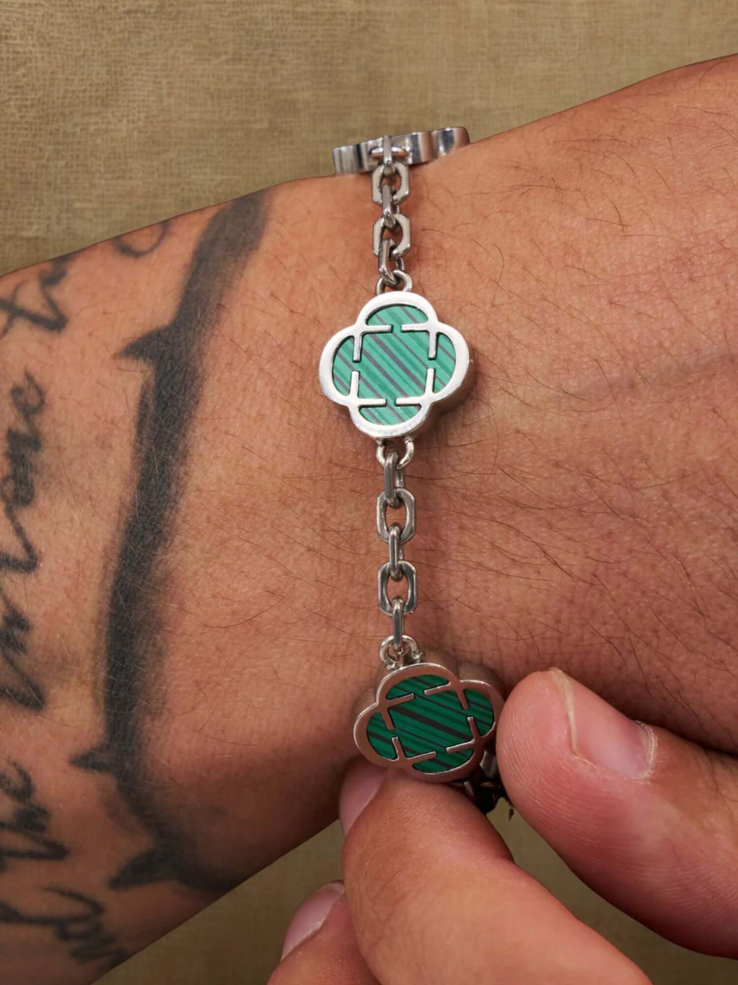 Zilveren Klaver Armband Groen Onyx Steen met groene klaverstenen en elegante zilveren schakel.