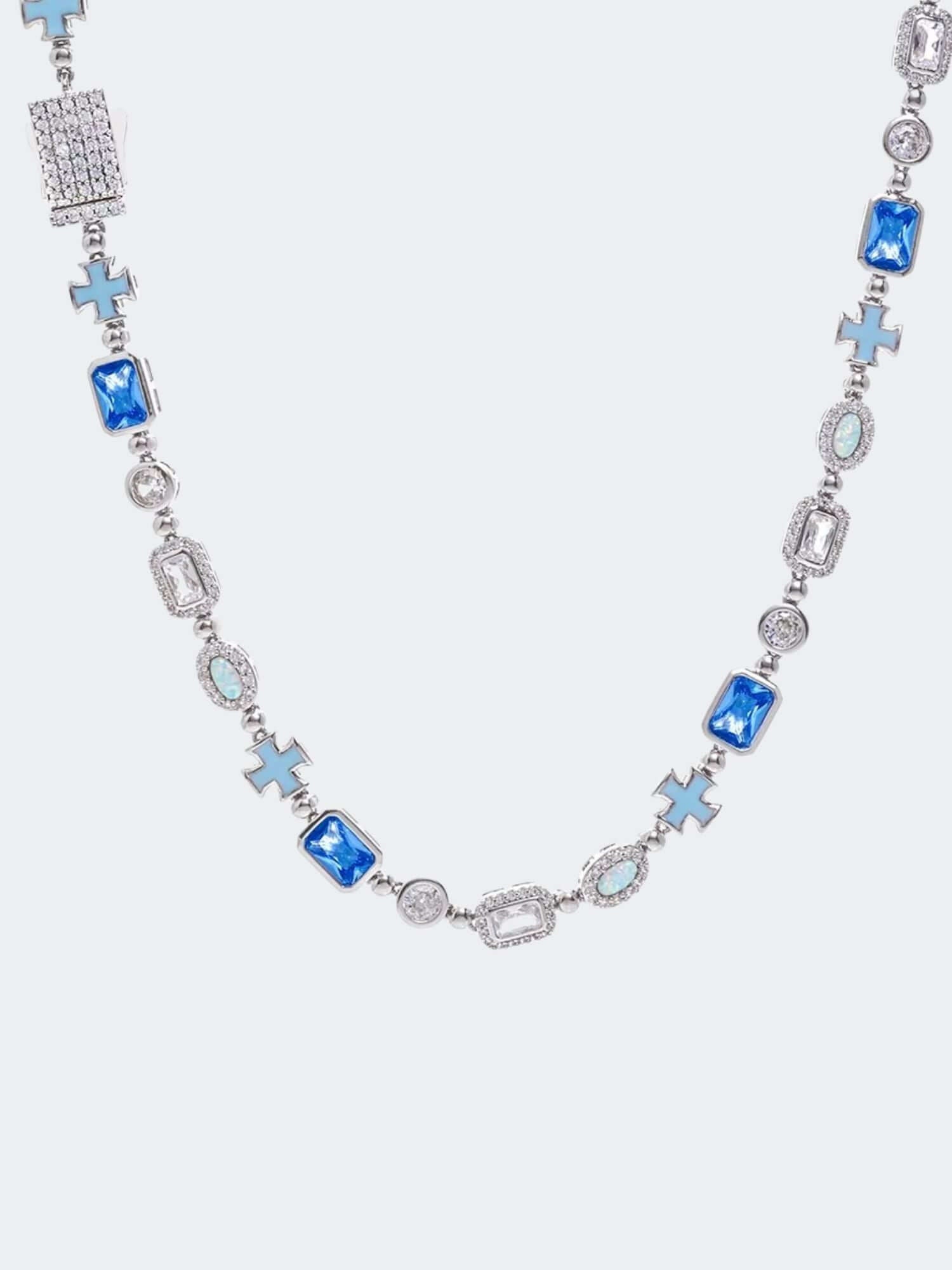 Kruis en Blauwe Edelstenen Ketting ICE Witgoud met blauwe edelstenen en witgouden accenten.