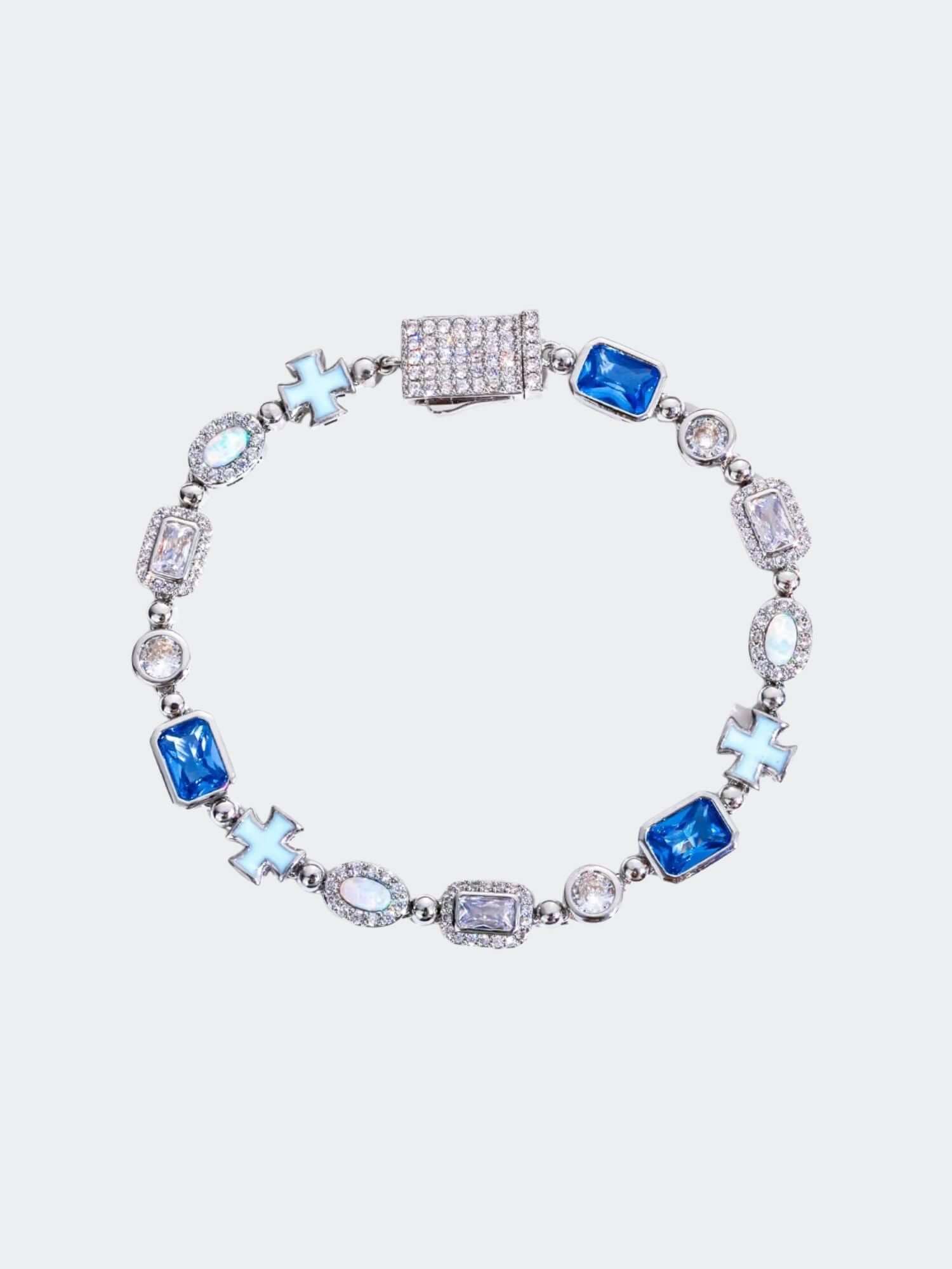 Kruis en Blauwe Edelstenen Armband ICE Witgoud met sprankelende blauwe edelstenen en witgouden details.
