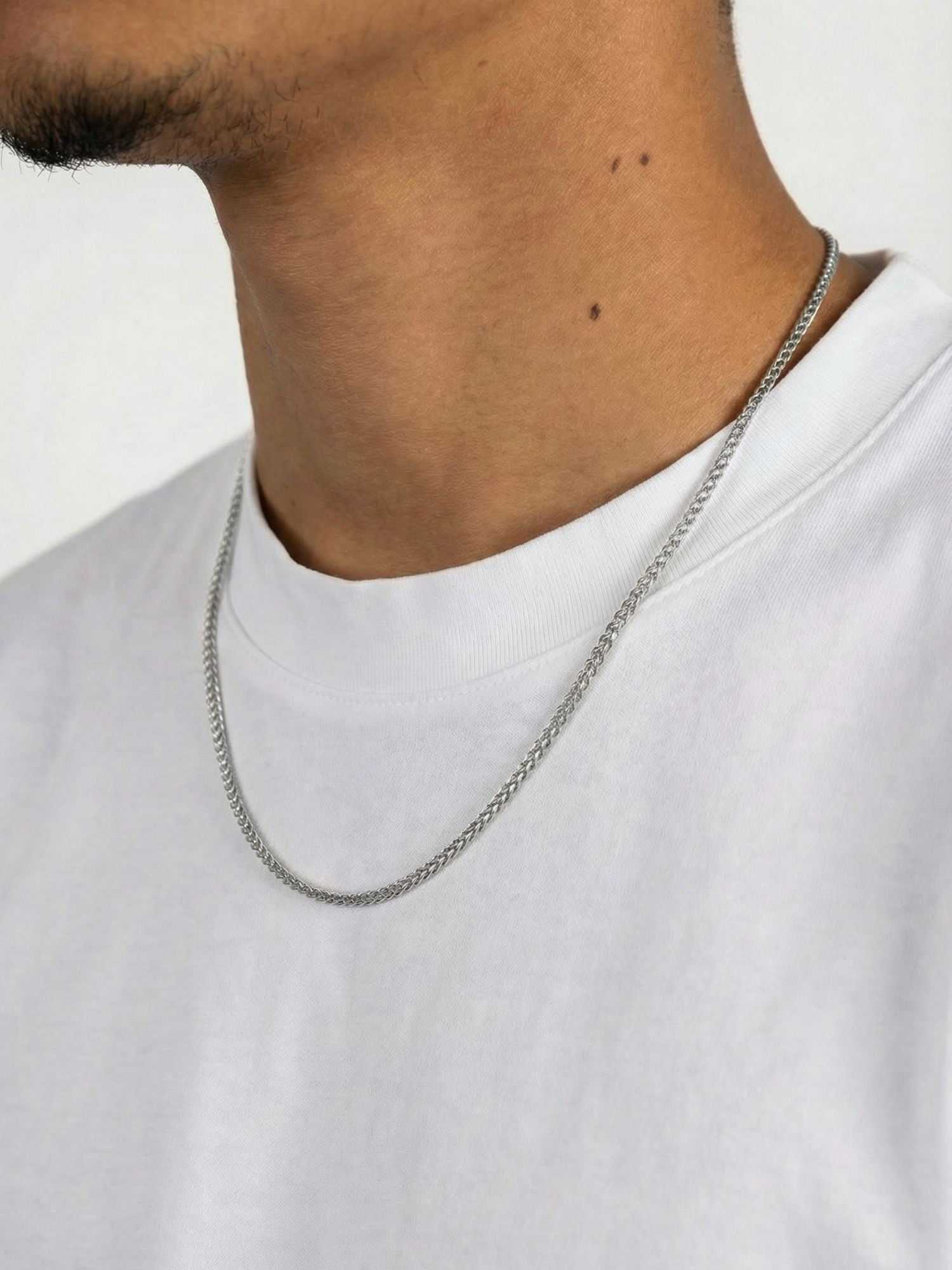 Zilveren Franco Vossenstaart Ketting 3MM gedragen door een man, met een witte T-shirt Zijkant.