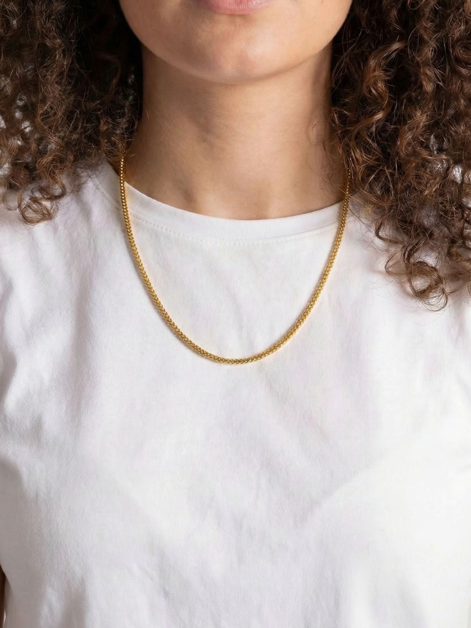 Gouden Franco Vossenstaart Ketting 3MM gedragen door een model met een wit shirt.