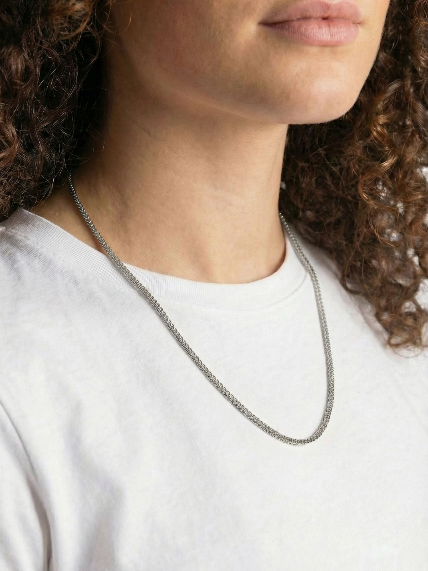 Zilveren Franco Vossenstaart Ketting 3MM gedragen door een vrouw met krullend haar.