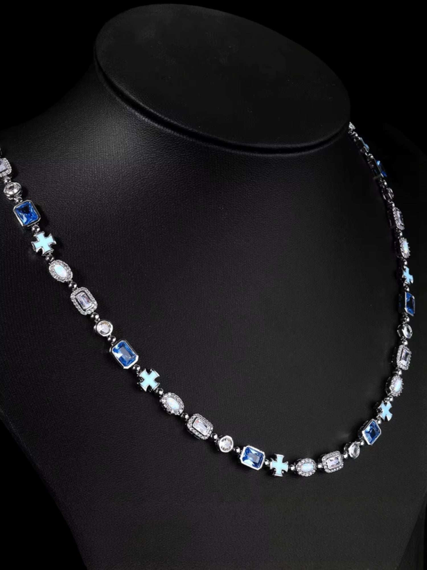ICE Kruis en Blauwe Edelstenen WIT GOUD Ketting
