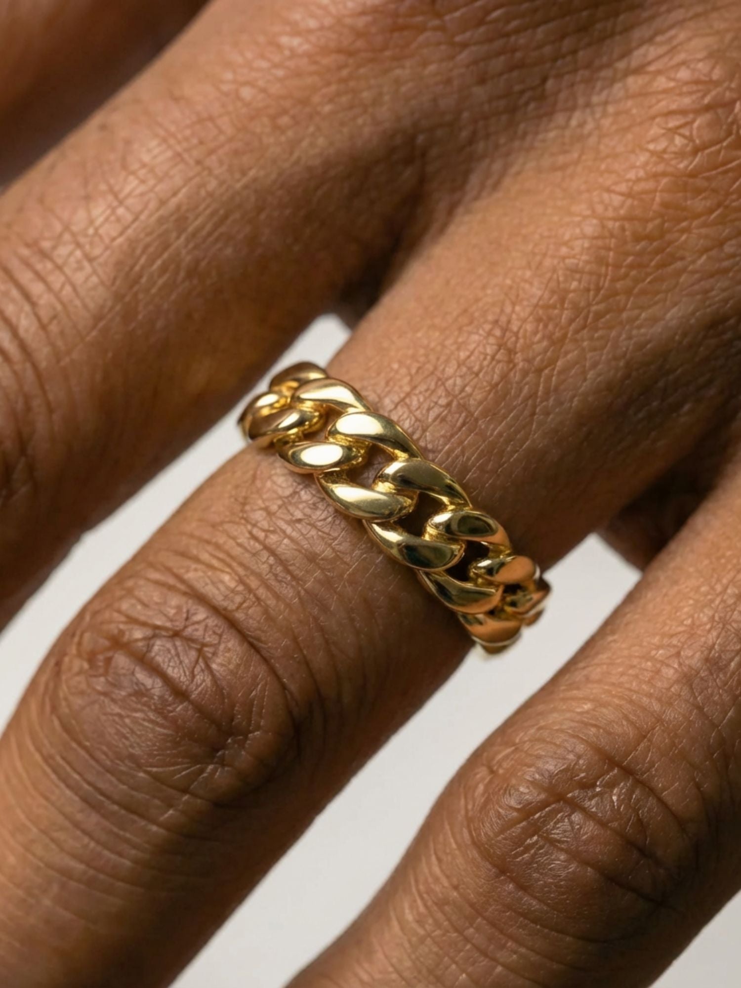 Carpe Ice gouden Cuban link ring gedragen aan een hand, minimalistische luxe ring met iconisch schakelontwerp en sterke reflectie