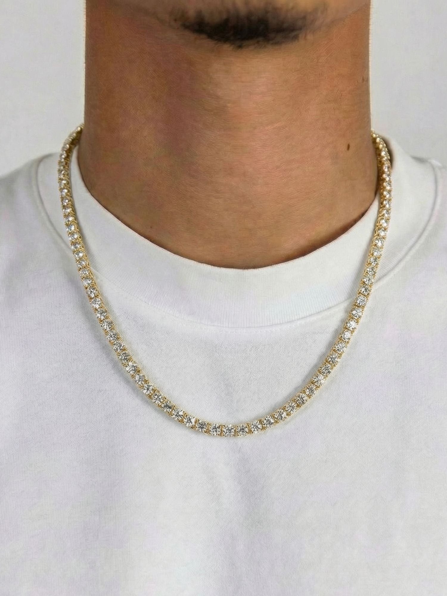 Gouden tennis ketting van Carpe Ice in 3MM en 5MM, elegant gesierd met VVS CZ stenen, perfect voor elke gelegenheid.