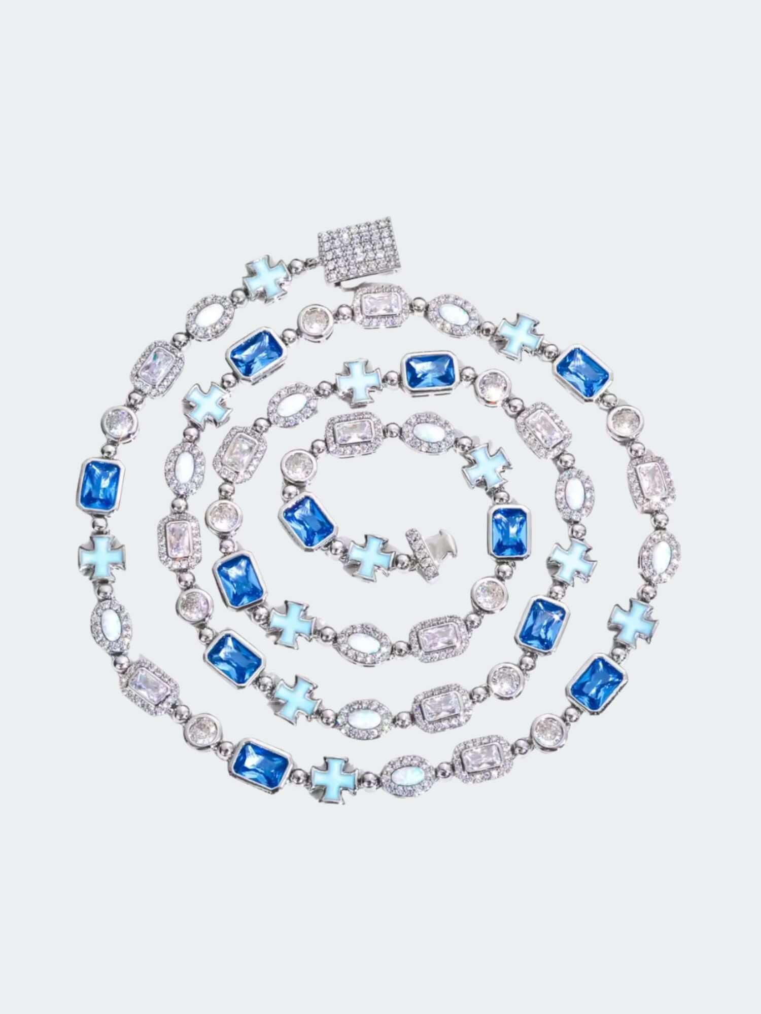 Kruis en Blauwe Edelstenen Ketting ICE Witgoud met luxe blauwe edelstenen en witgouden plating.