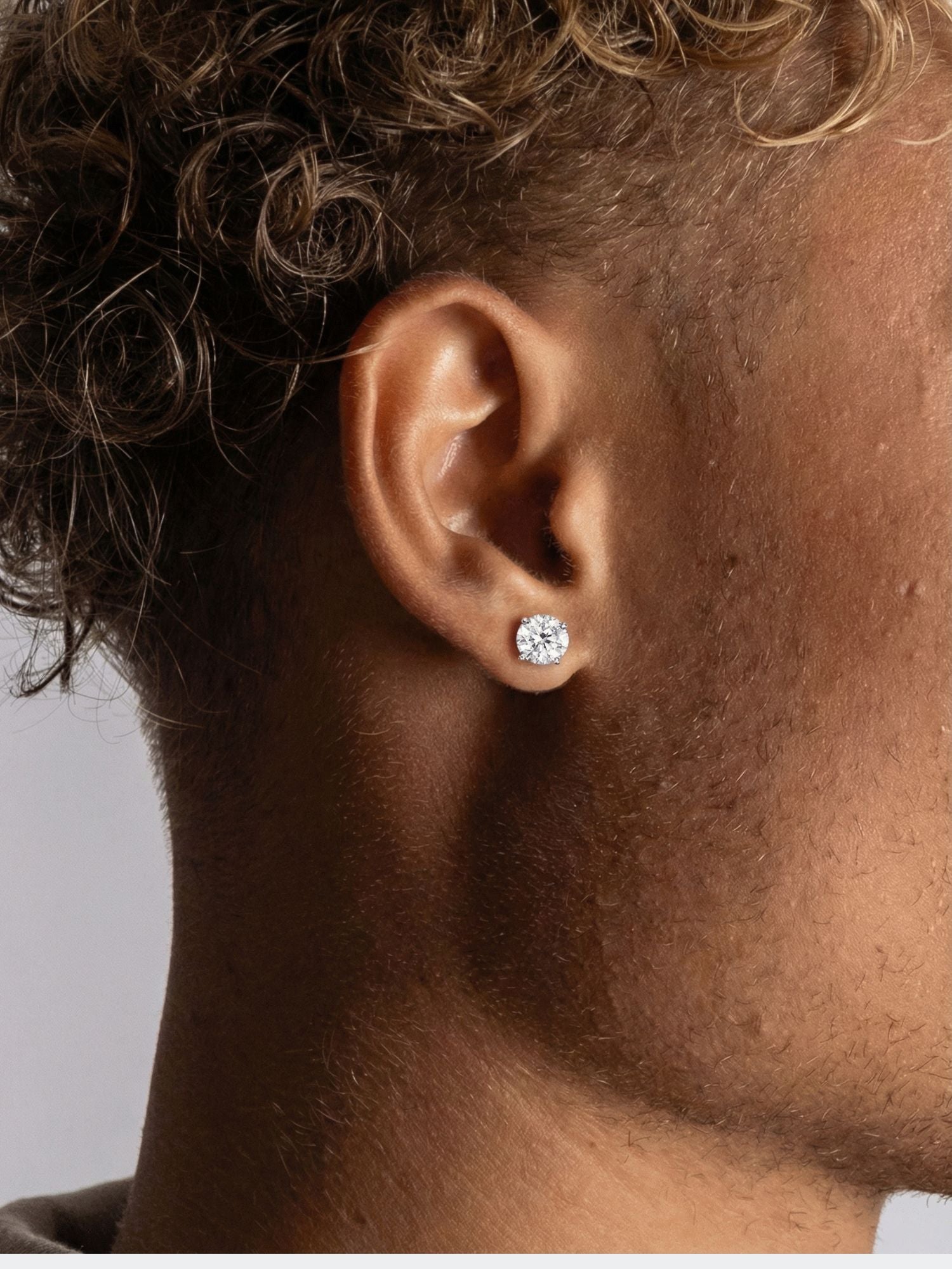 Diamanten Oorbellen Moissanite Witgoud 5MM gedragen door een man met krullend haar
