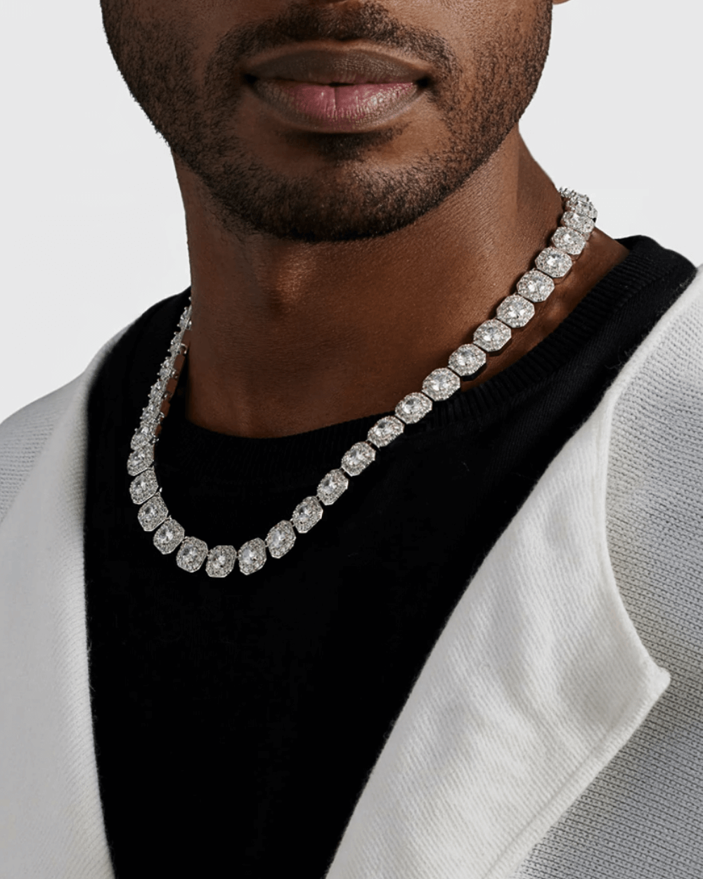 Zilveren clustered chain bij de tennis collectie, Man die zwart wit kleding draagt wat matcht met deze ketting.