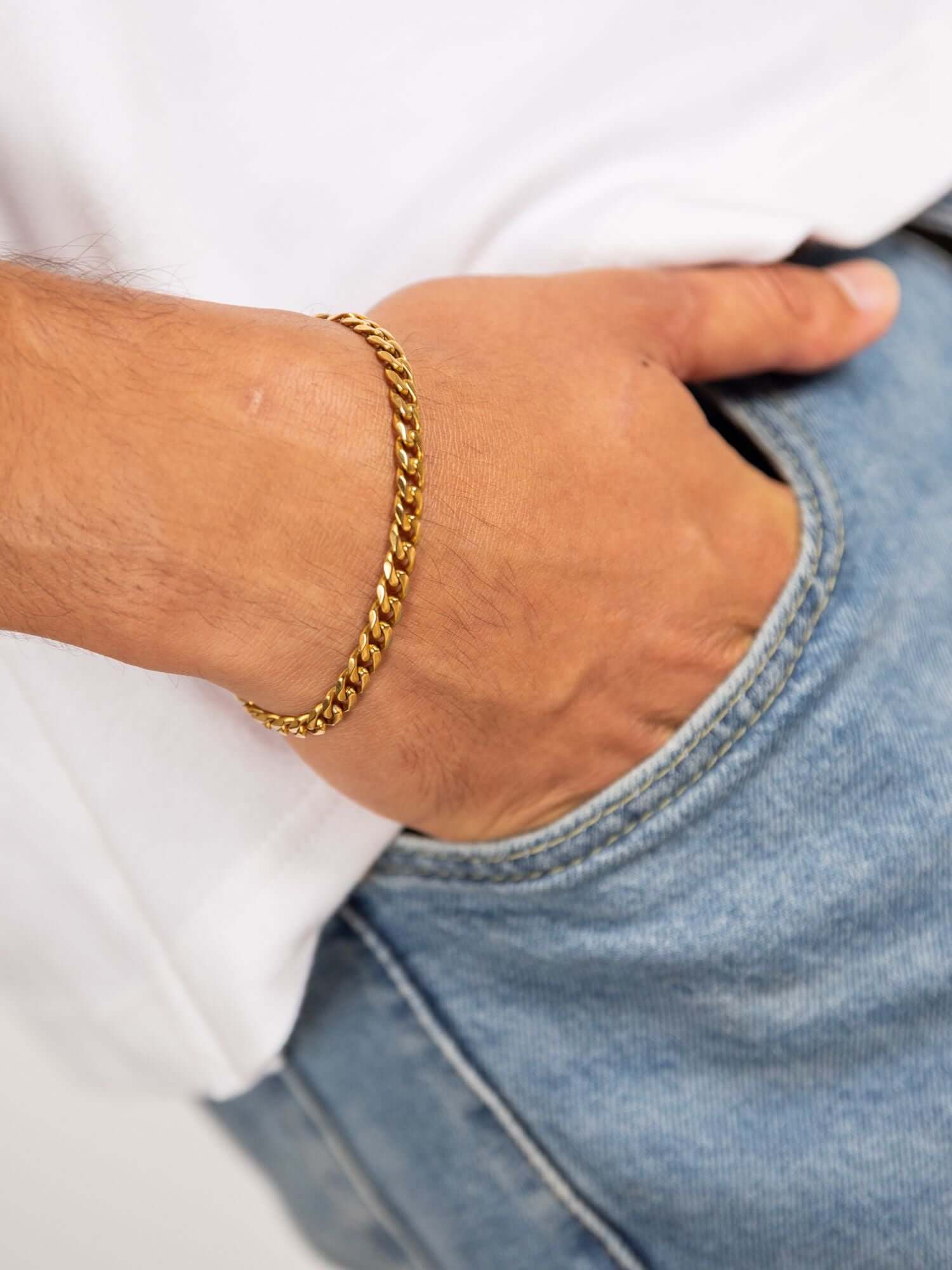 Cuban Armband Goud RVS (3mm, 5mm & 7mm) gedragen om pols, goudkleurige Cuban link schakelarmband van roestvrij staal