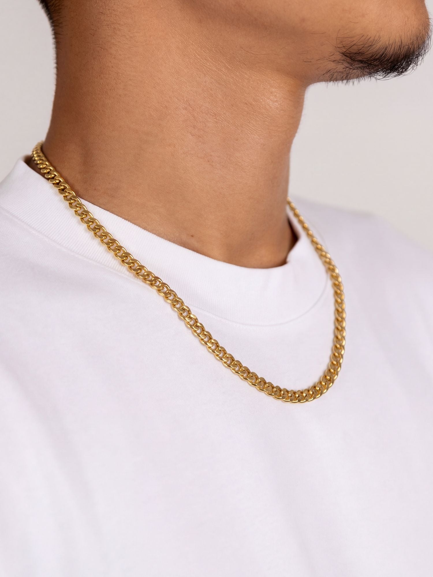 Cuban Ketting 18K Goud Verguld (5mm) gedragen om de hals, 5mm Cuban link ketting met luxe goudkleurige afwerking