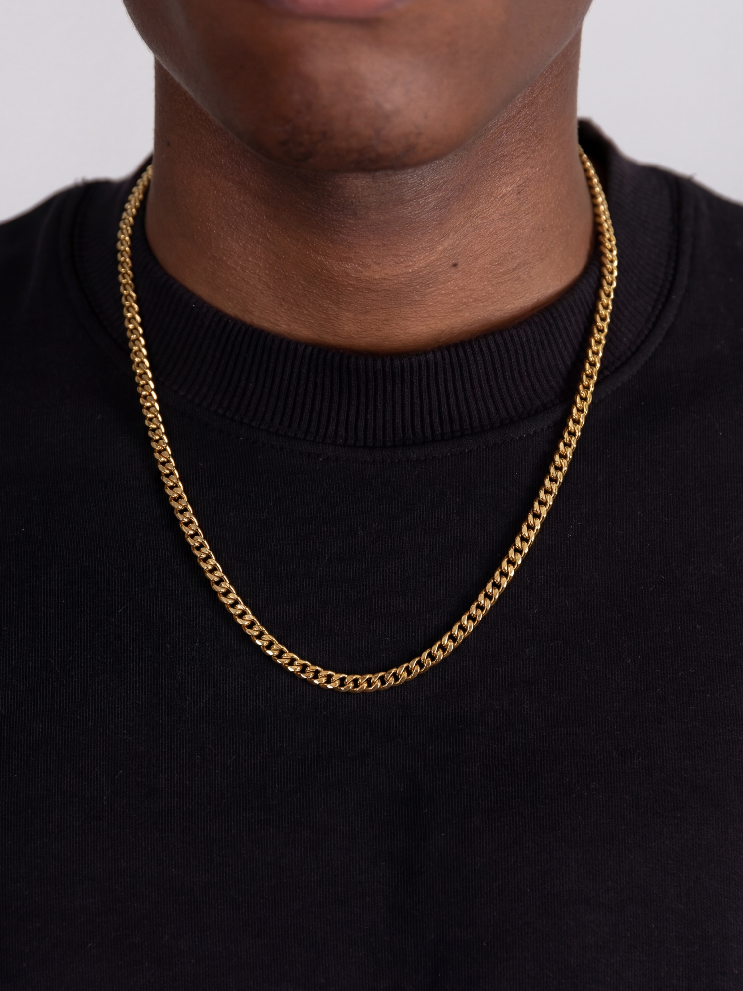 Cuban Ketting 18K Goud Verguld (5mm) gedragen om de hals, 5mm Cuban link schakelketting met luxe goudlook