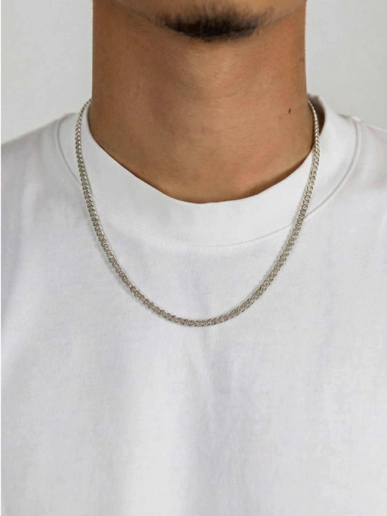 Cuban Ketting 925 Sterling Zilver 2MM gedragen door een man in wit T-shirt, elegante uitstraling.