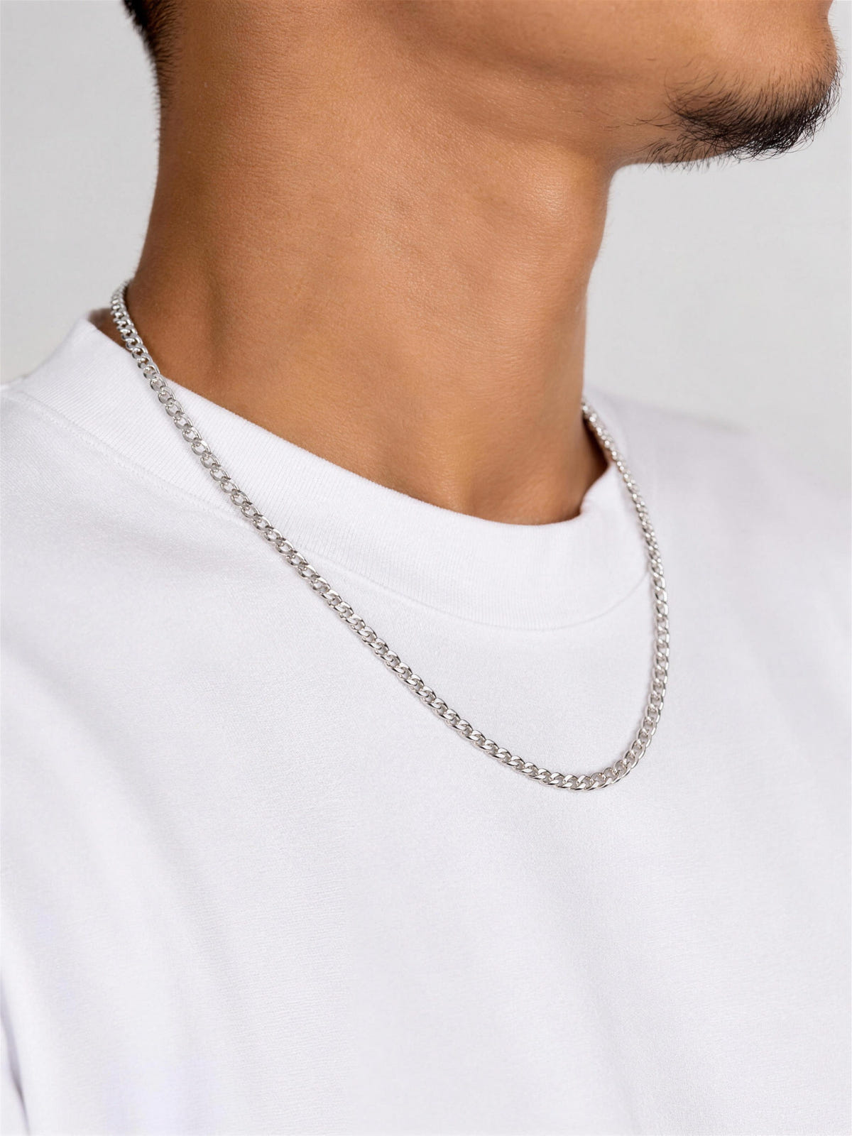 Cuban Ketting 925 Sterling Zilver (3mm) van opzij gedragen door een man in een wit T-shirt.
