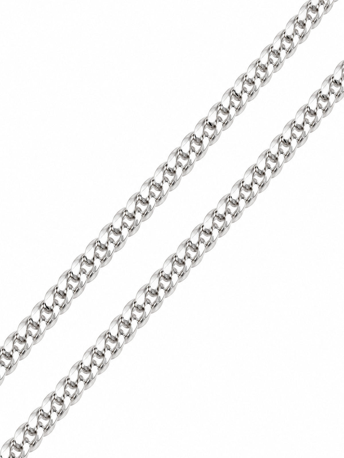 Close-up van de platte Cuban schakels van de Cuban Ketting 925 Sterling Zilver (3mm) op een witte achtergrond.