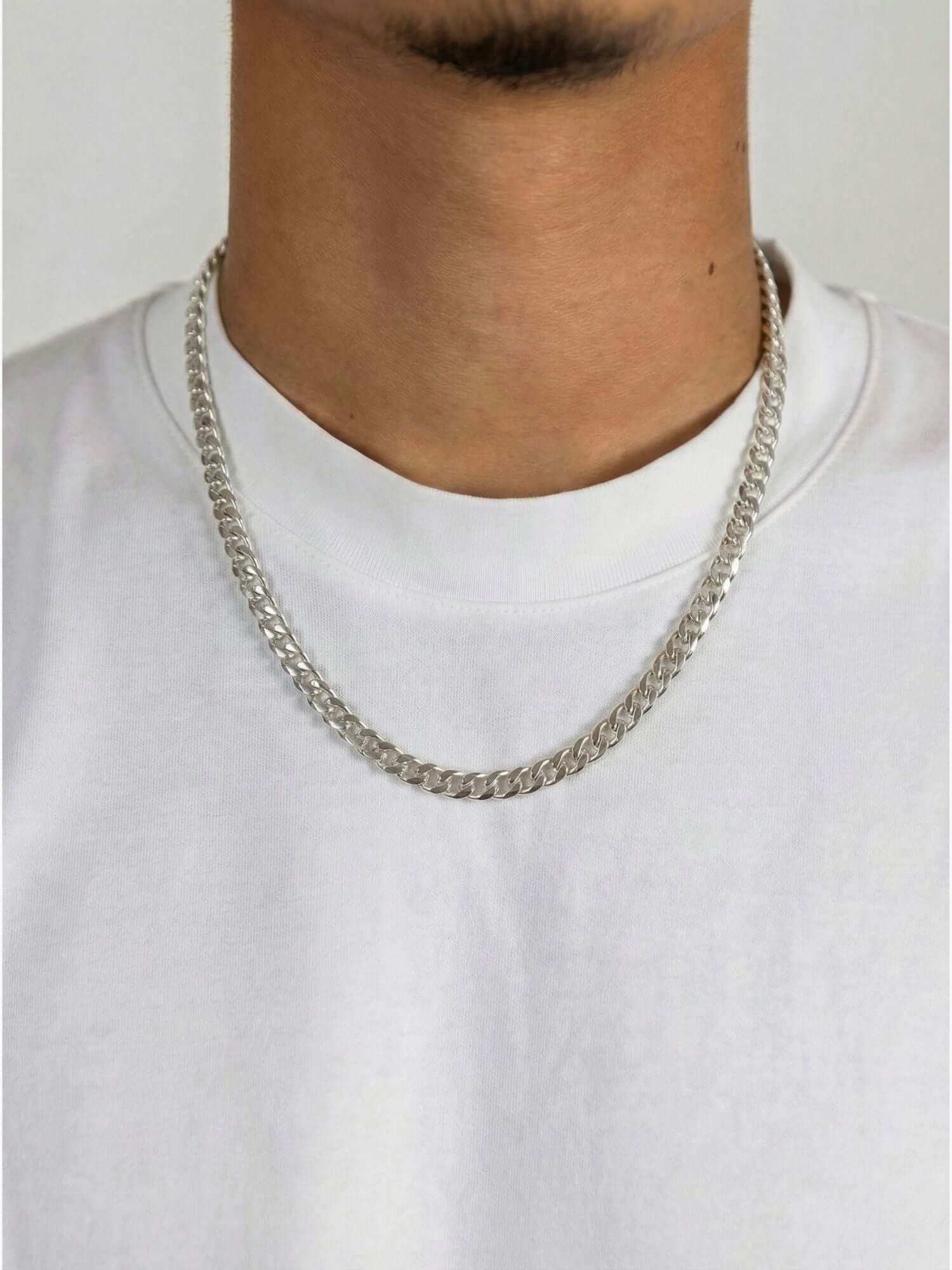 Cuban Ketting 925 Sterling Zilver 4MM gedragen door model met witte T-shirt en sterke uitstraling.
