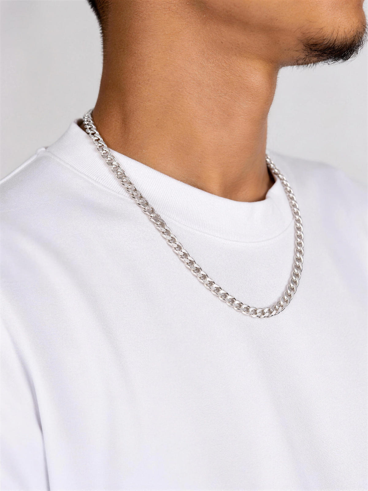 Cuban Ketting 925 Sterling Zilver (5mm) van opzij gedragen door een man in een wit T-shirt.