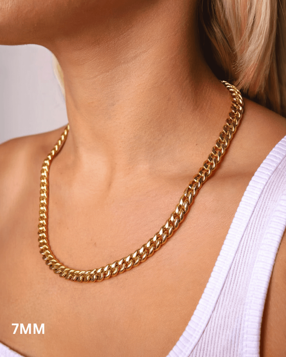 Cuban Ketting Goud RVS (3mm, 5mm & 7mm) 7mm goudkleurige RVS Cuban schakel ketting met lobster clasp, gedragen om de hals