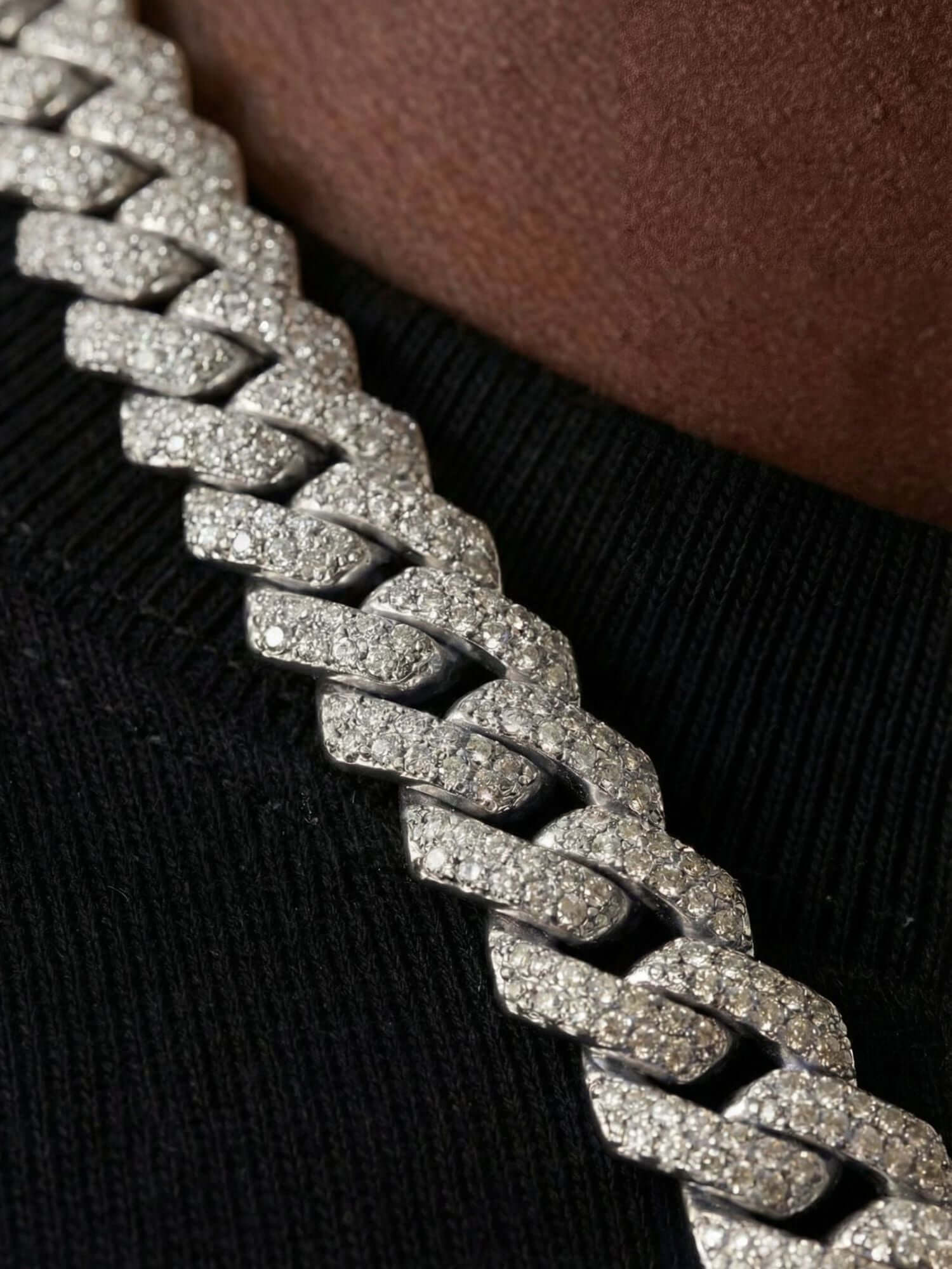 Cuban-Kette aus Silber ICED OUT (6 mm, 8 mm & 10 mm) Nahaufnahme einer silbernen iced-out Cuban-Link-Kette mit VVS-CZ-Steinen