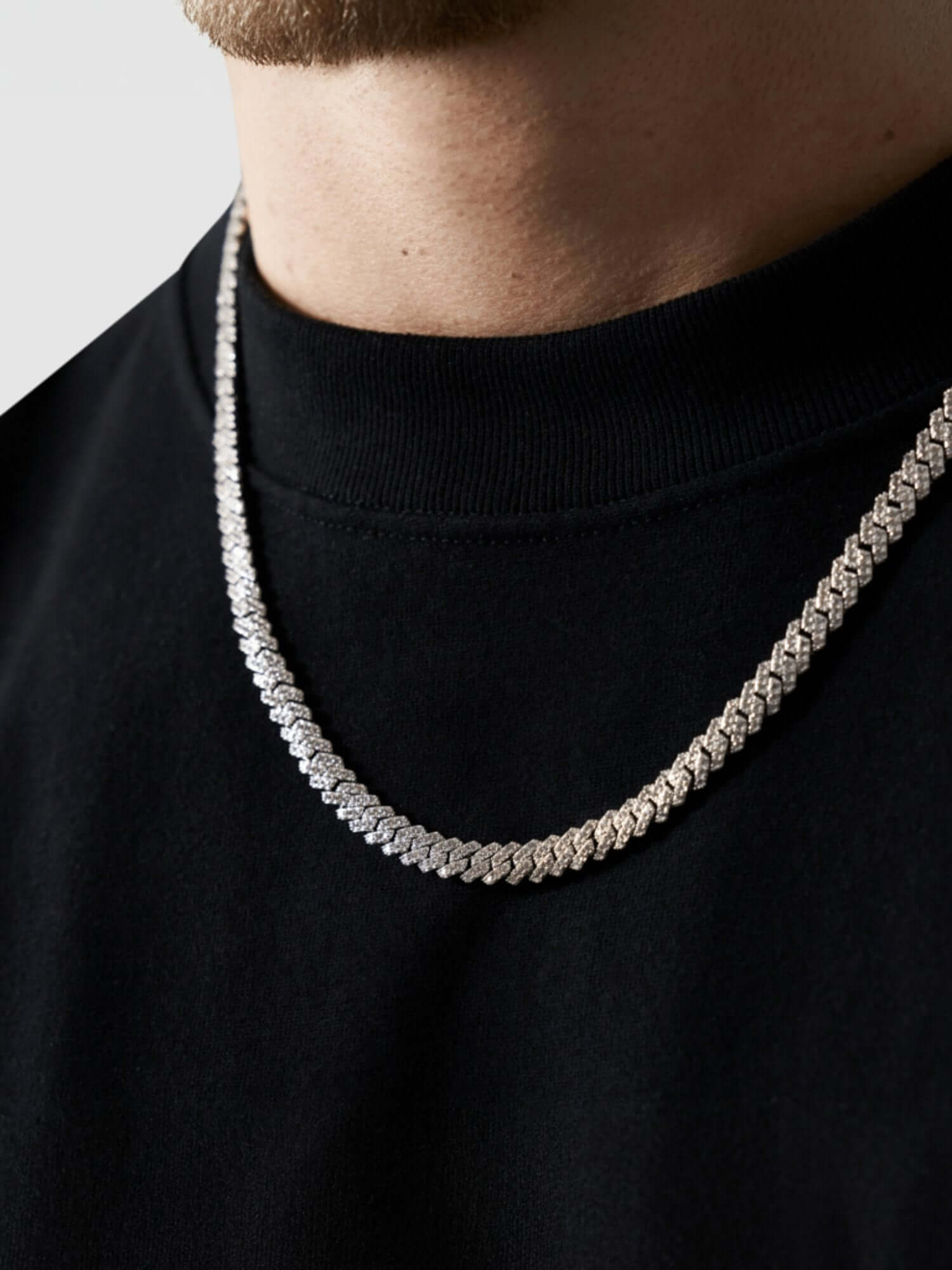 Cuban Link Ketting Zilver ICED OUT 6MM & 8MM gedragen door model op zwarte shirt.