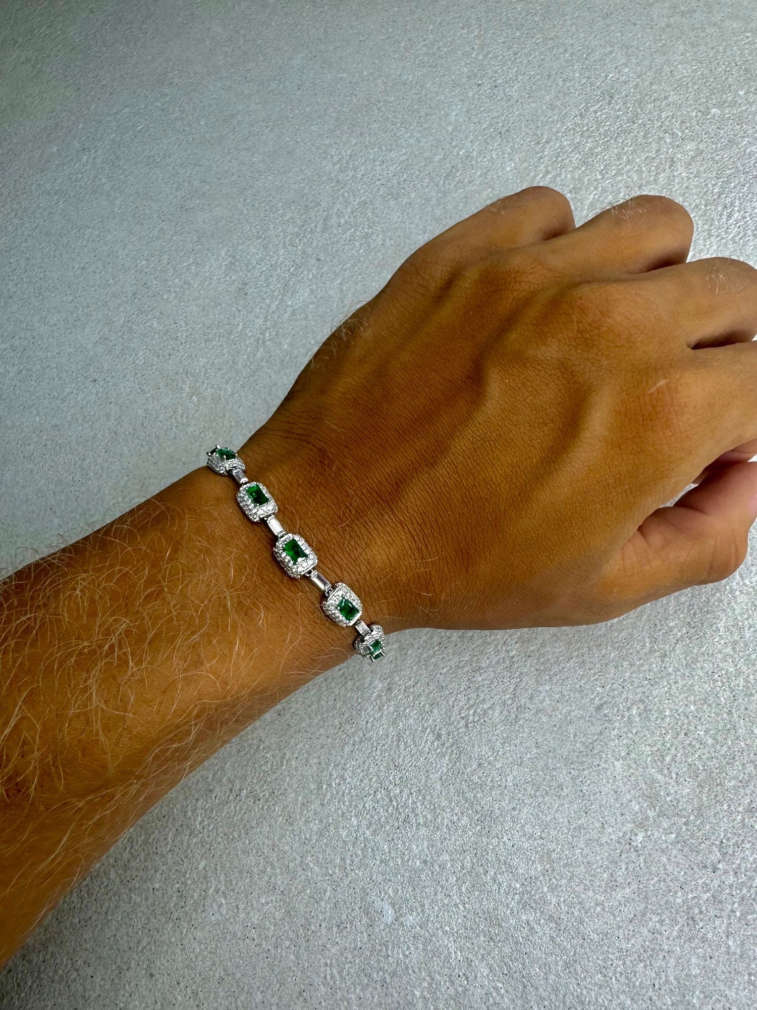 Een hand met de emerald armband