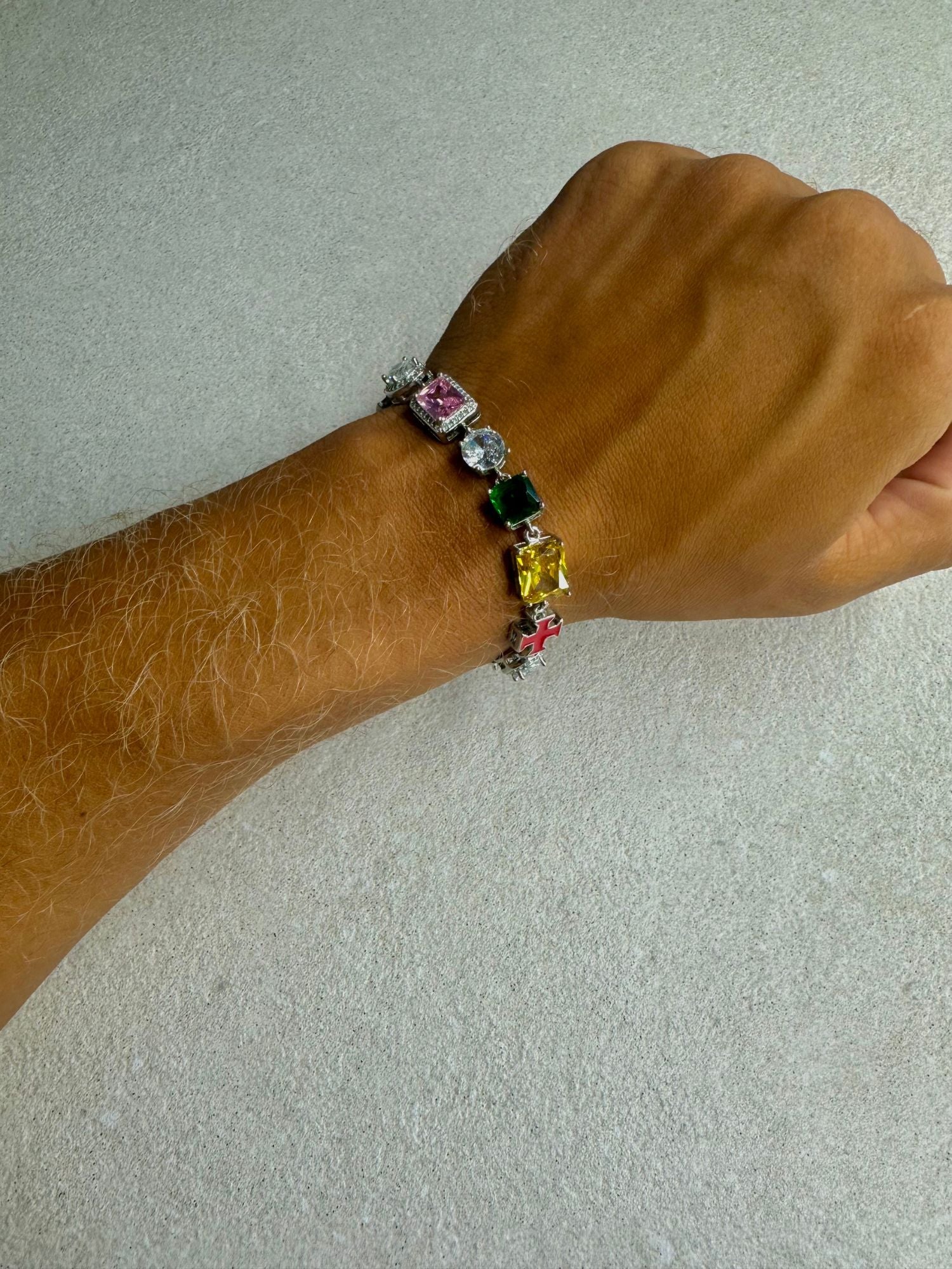Een hand met een gemstones armband